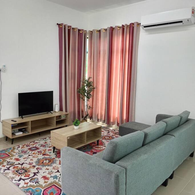 Three-Bedroom House photo 3