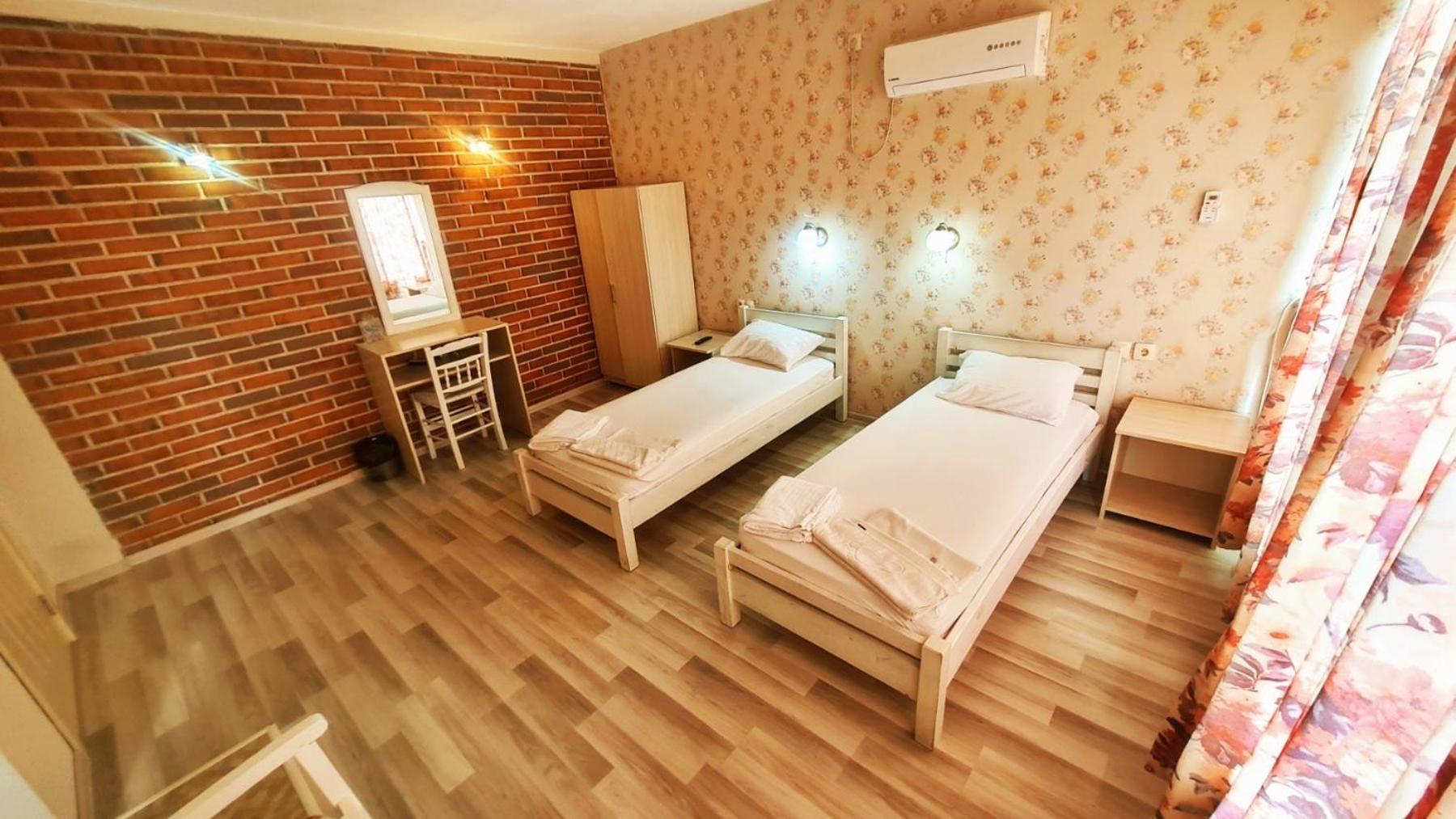 Twin Room - Photo 2