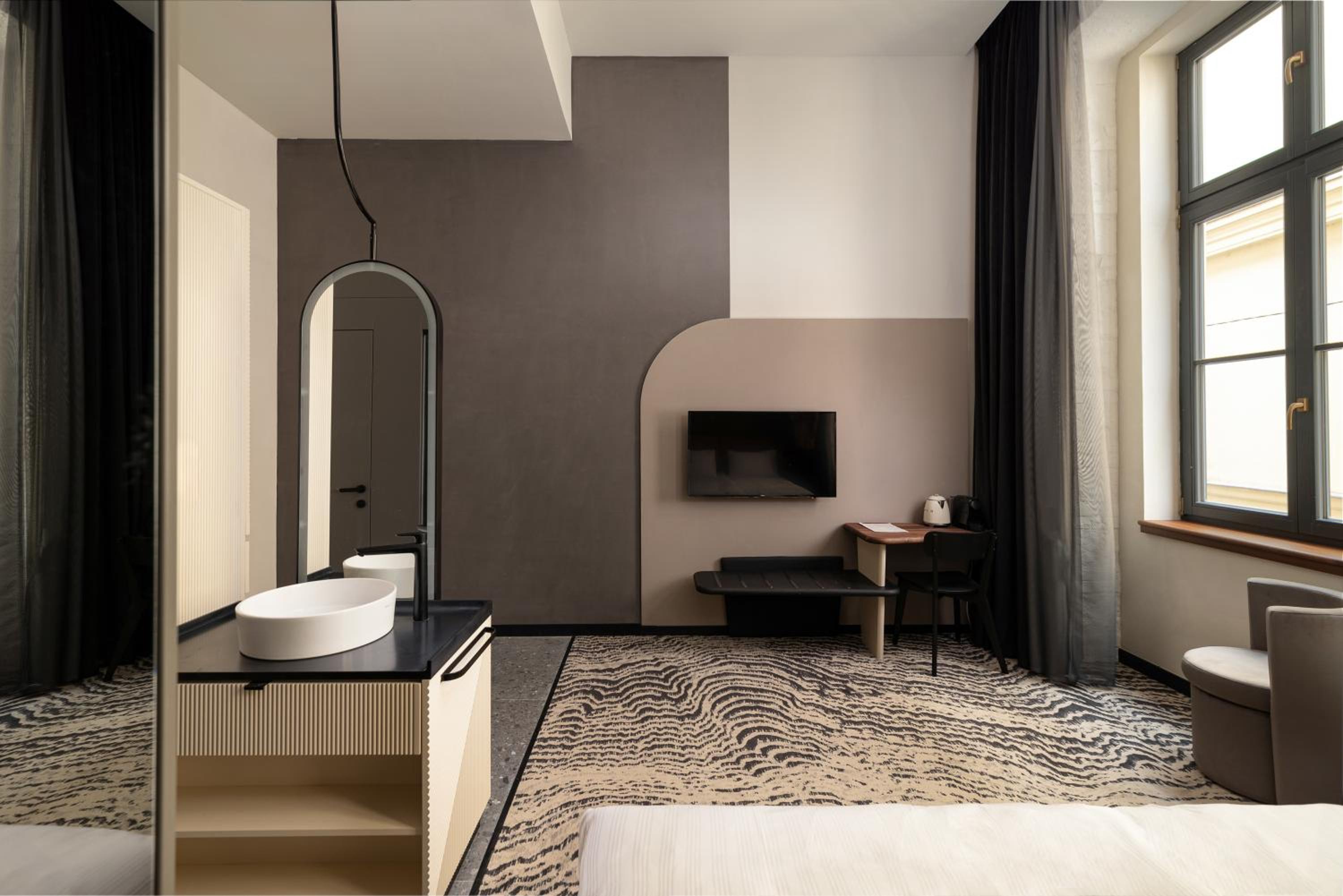 Deluxe Room - Photo 9