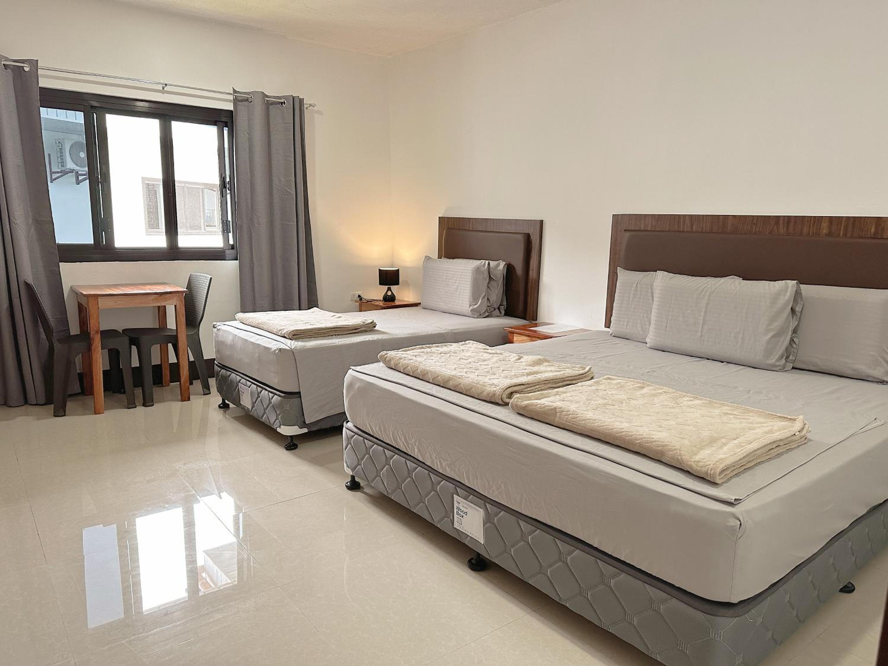 Large Twin Room - Photo 1