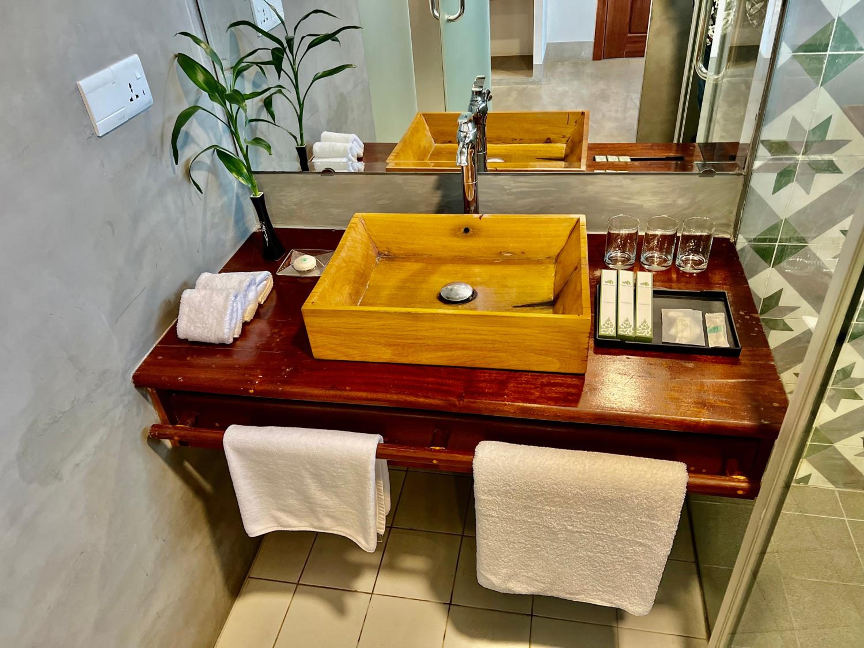 Deluxe Double Room - Photo 9