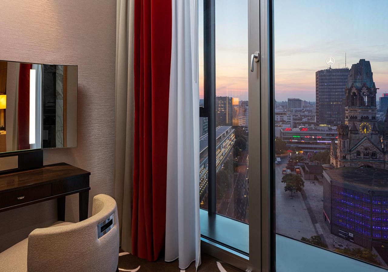 Junior King Suite with Church View thumbnail 5