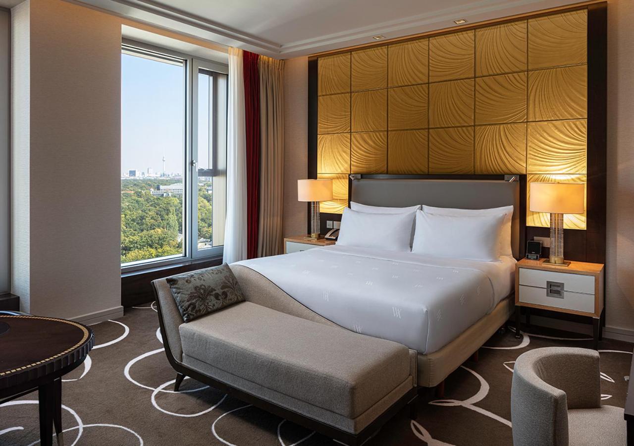 Deluxe King Room with City View thumbnail 5