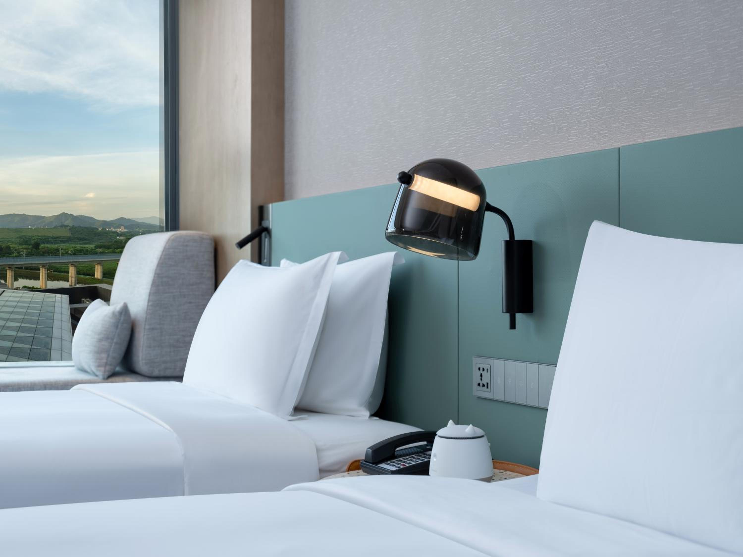 Standard Twin Room thumbnail 5