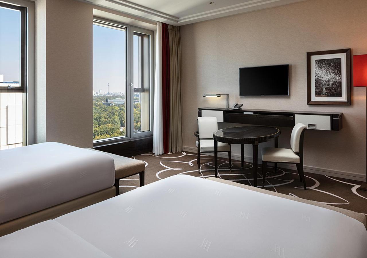 Deluxe Twin Room with City View thumbnail 5