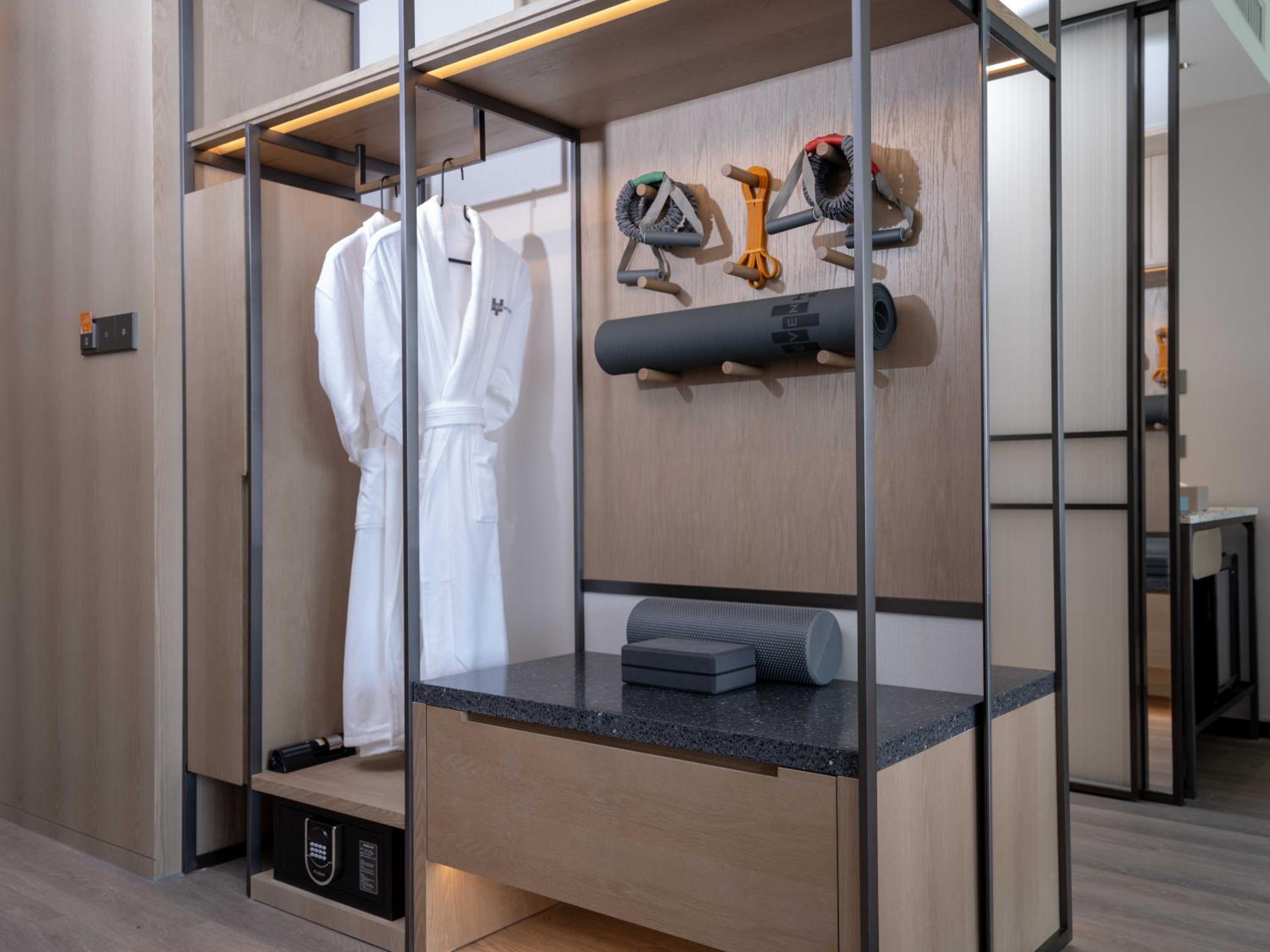 Standard Twin Room thumbnail 6