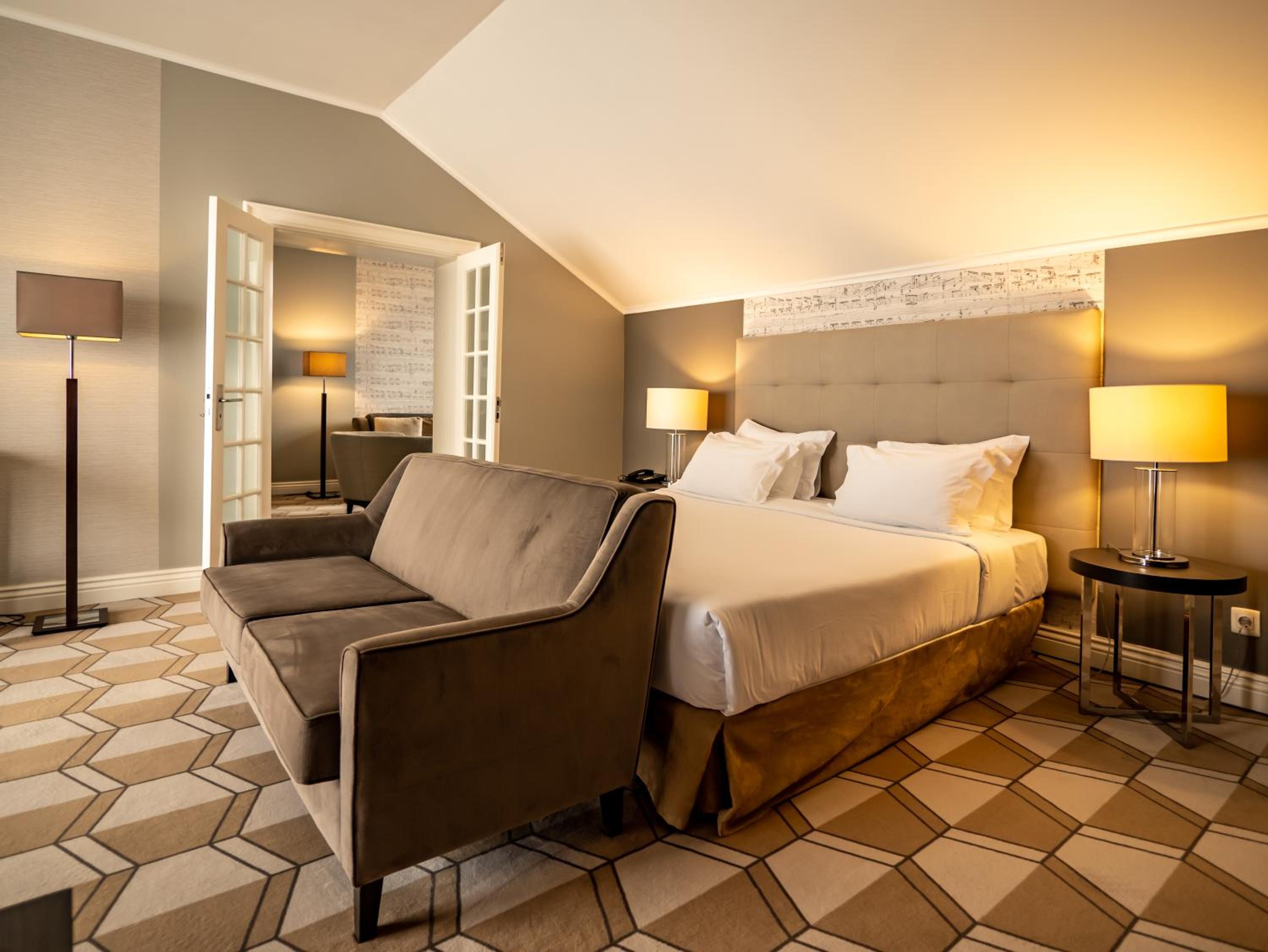 Suite - Photo 1