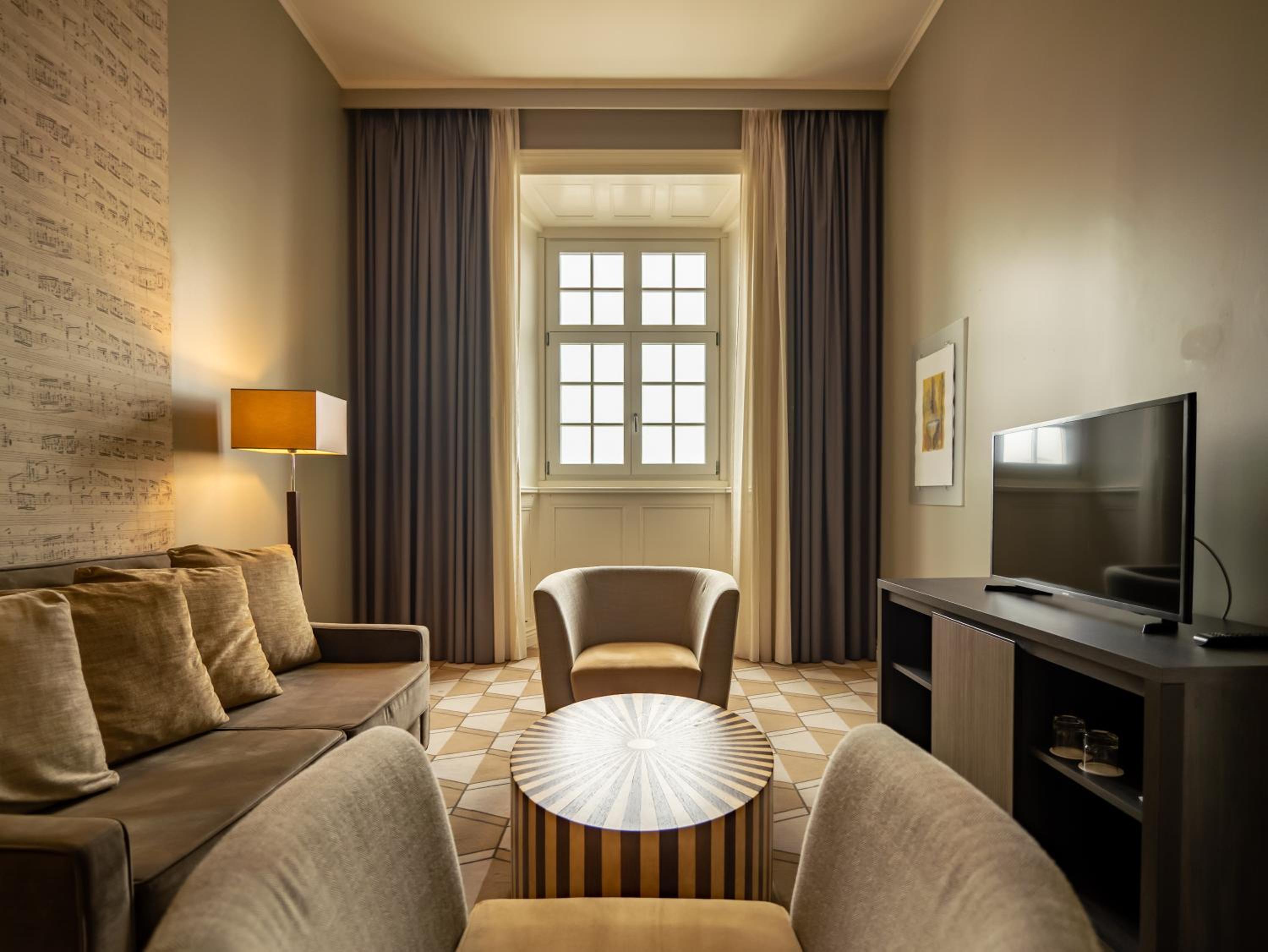 Suite - Photo 8