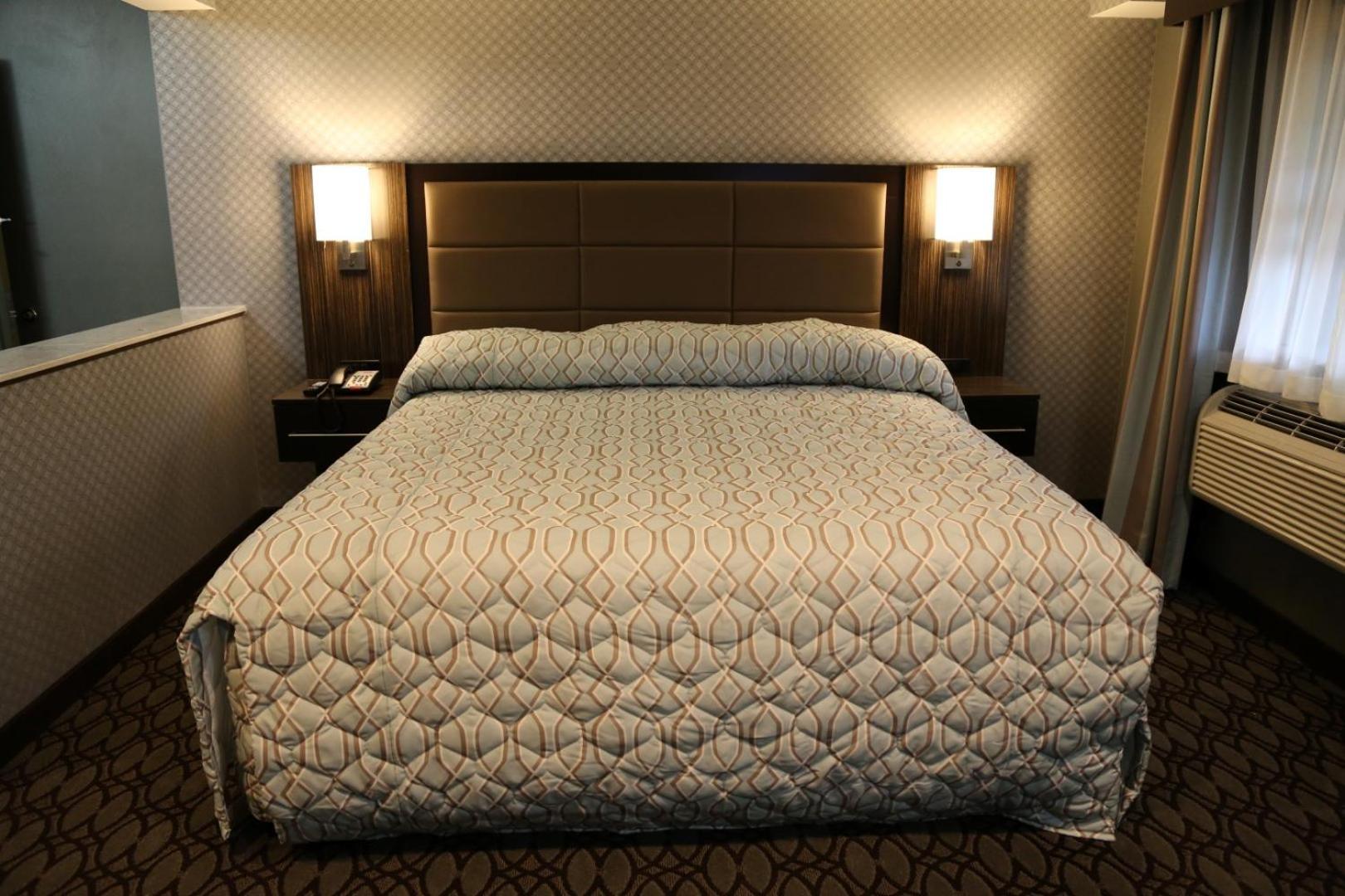 King Room with Whirlpool - Photo 1