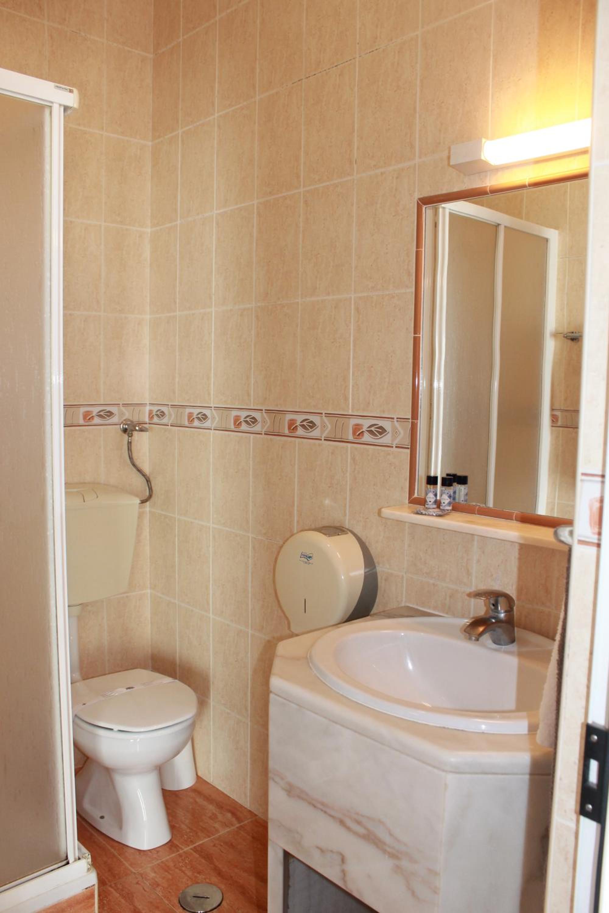 Quadruple Room with Shower - Photo 2