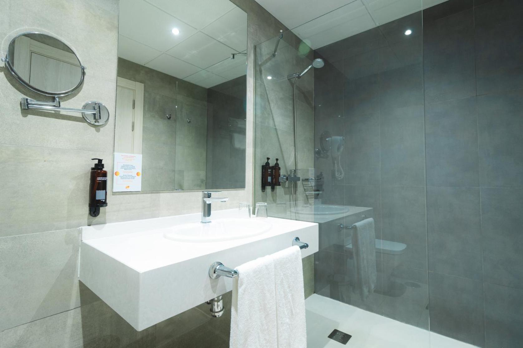 Deluxe Triple Room with Pool View (2 Adults + 1 child) photo 3