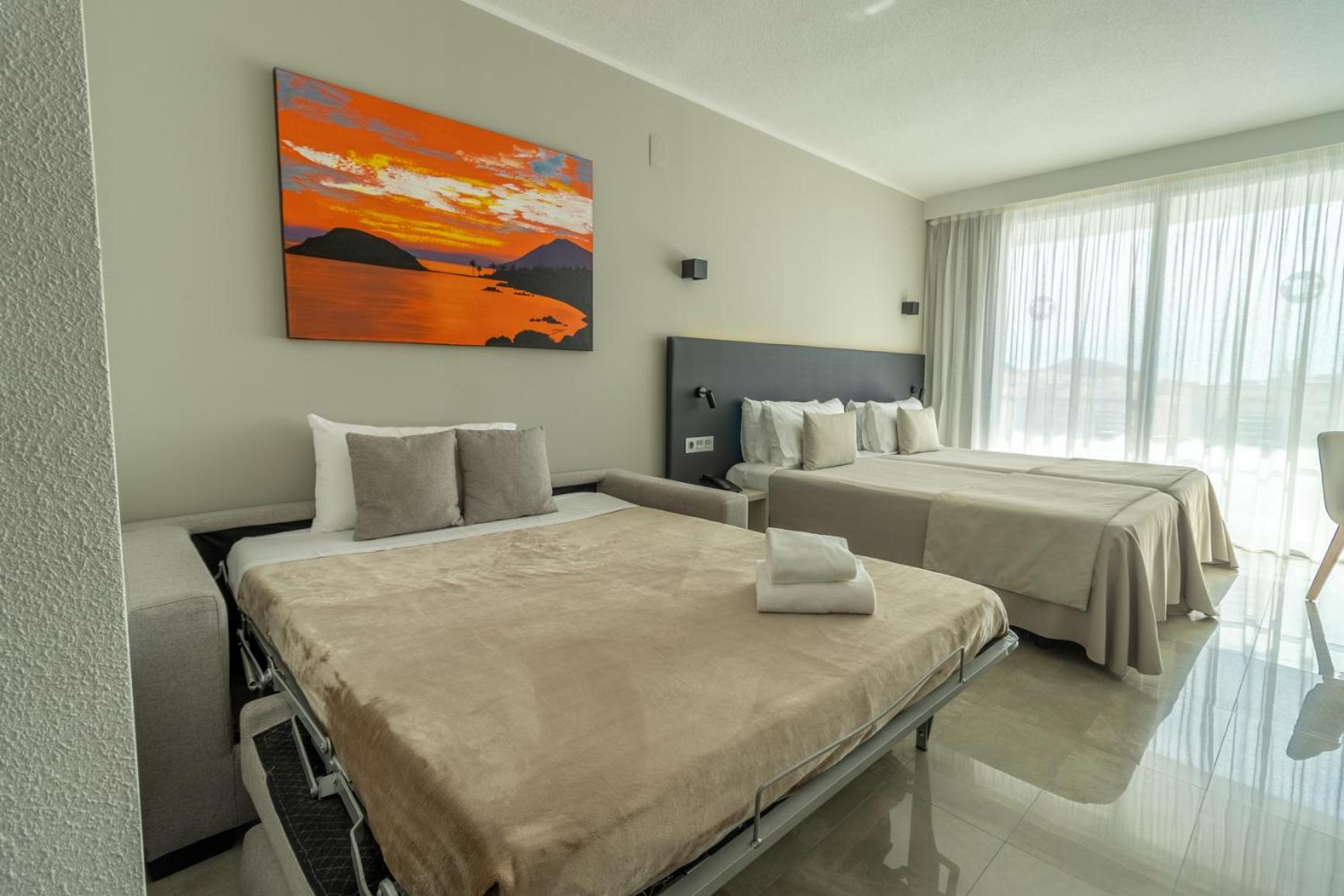 Habitación Cuádruple Deluxe con Vista a la Piscina (3 Adultos + 1 Niño)