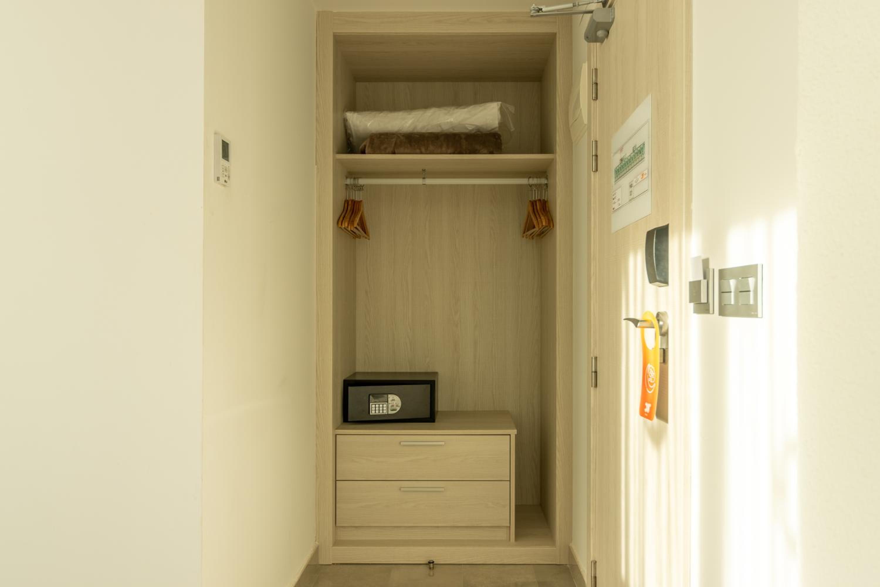Budget Twin Room with Mountain View photo 2