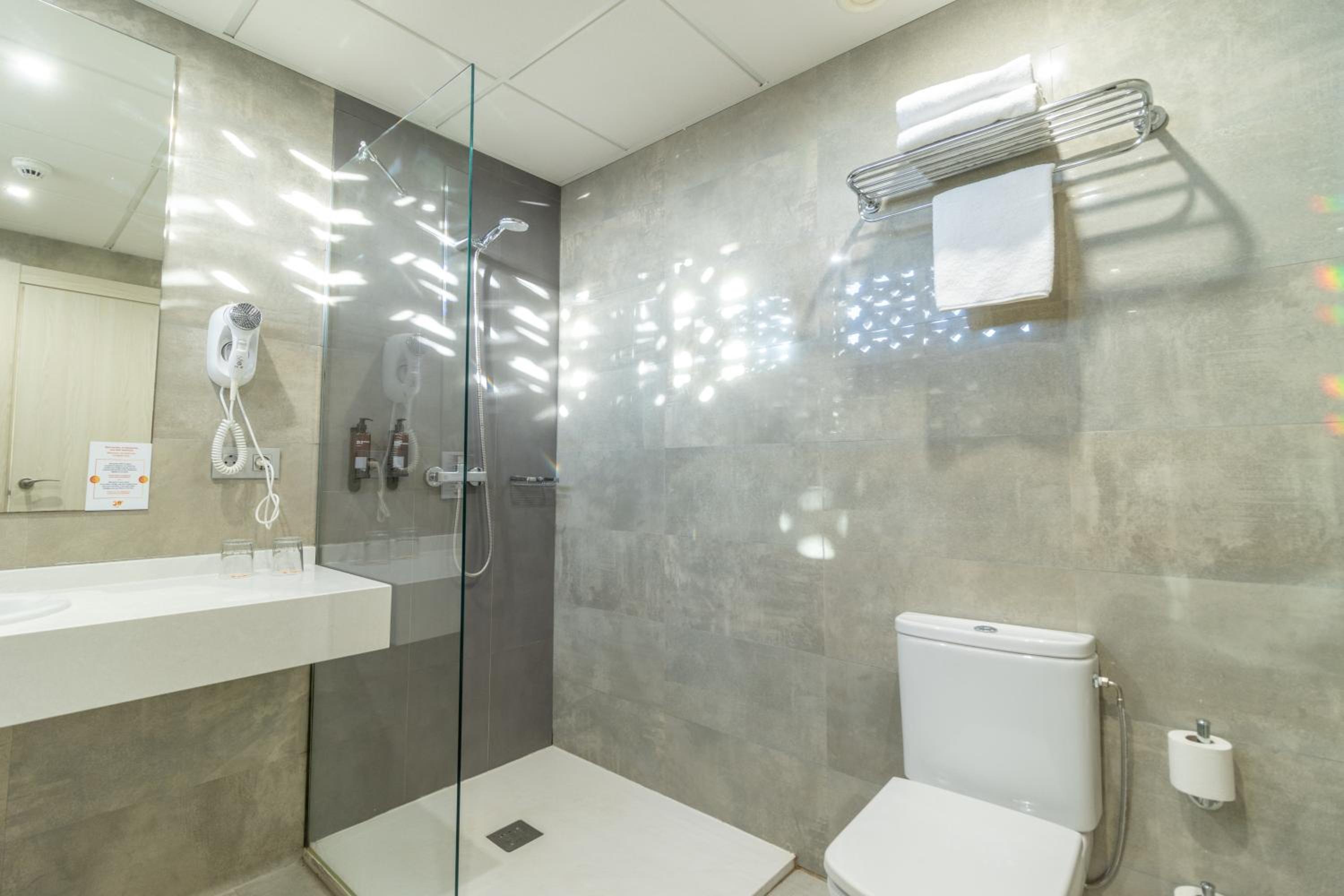 Deluxe Twin Room - Single Use photo 3