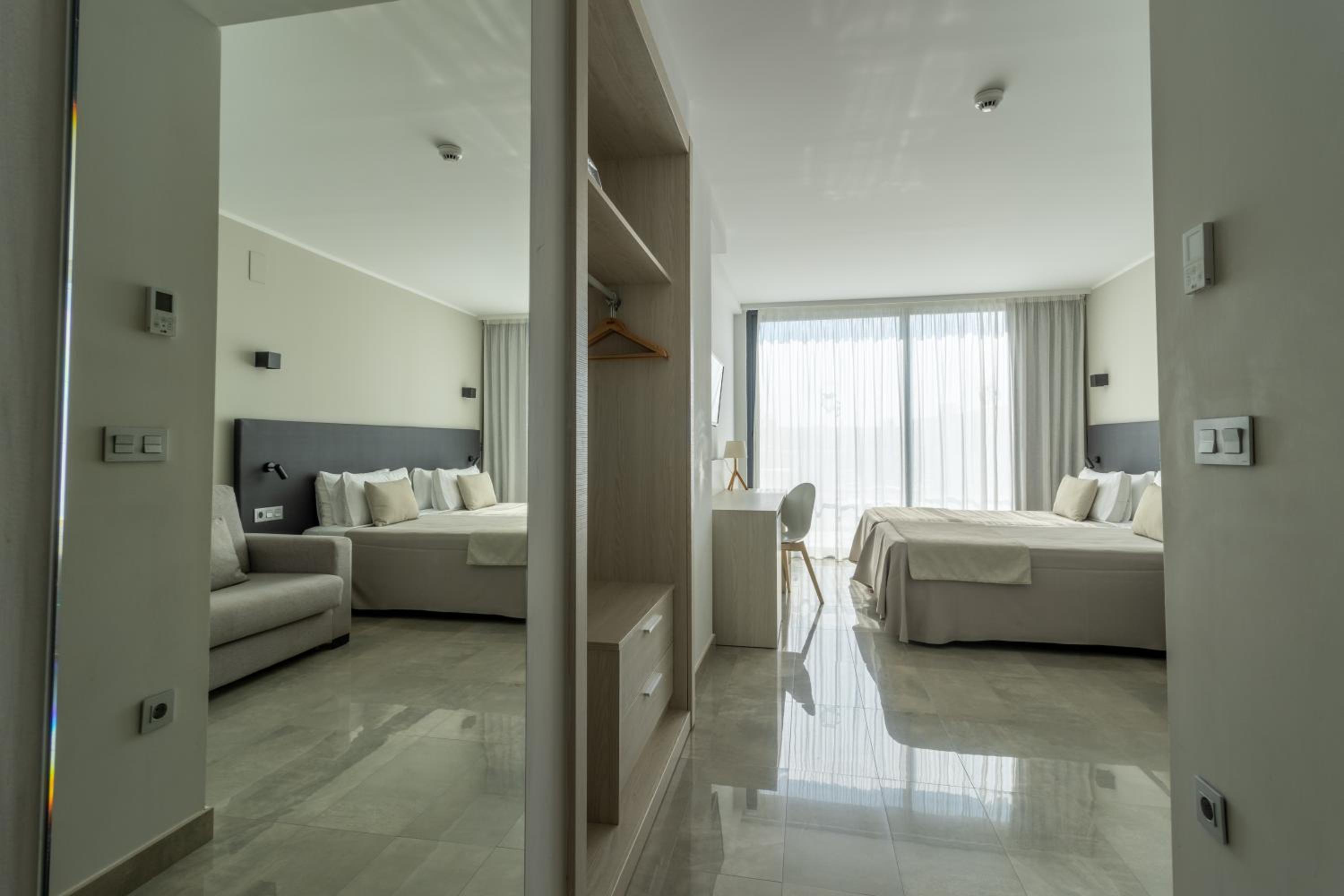 Level Deluxe Twin Room with Sea View photo 3