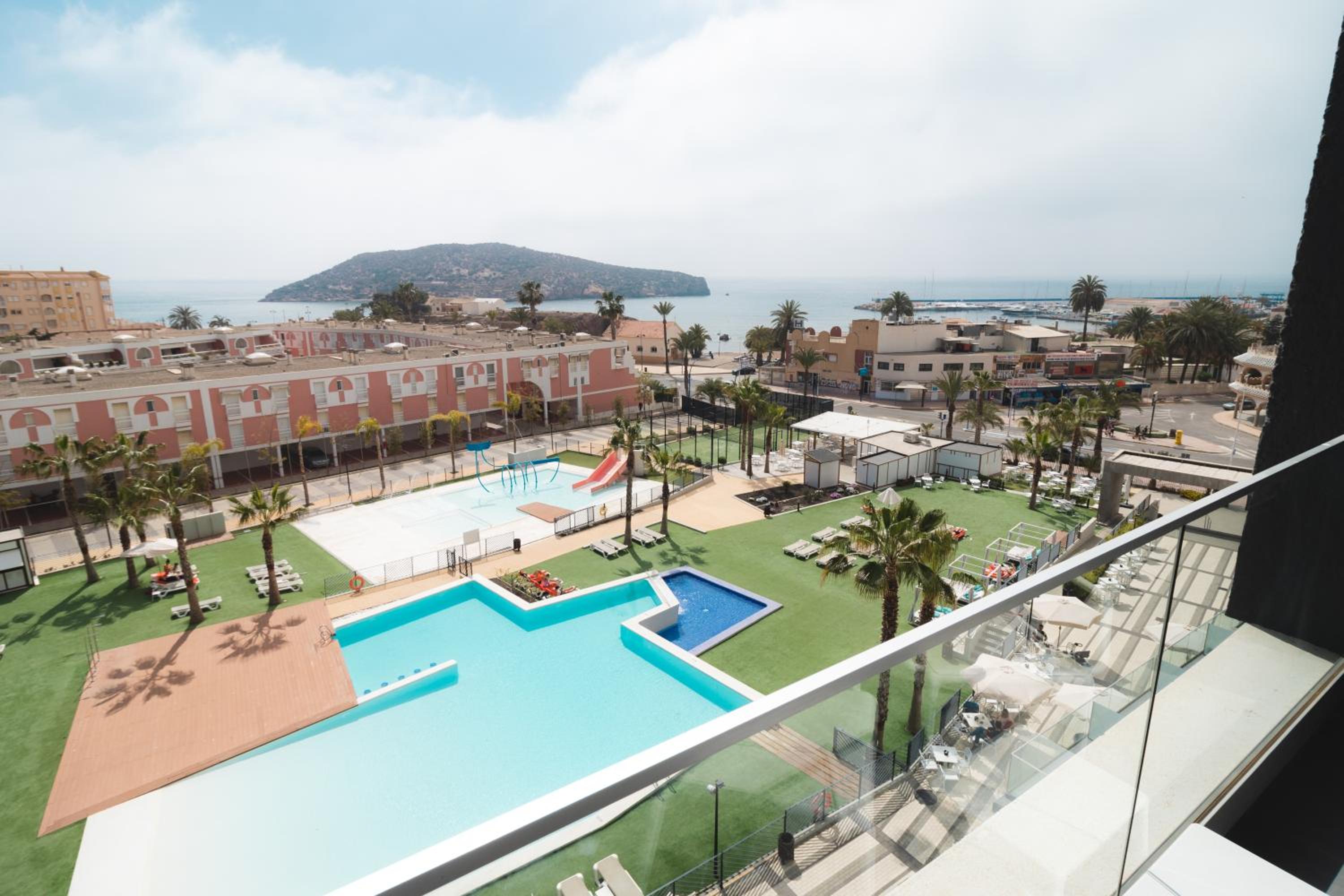 Level Deluxe Twin Room with Sea View