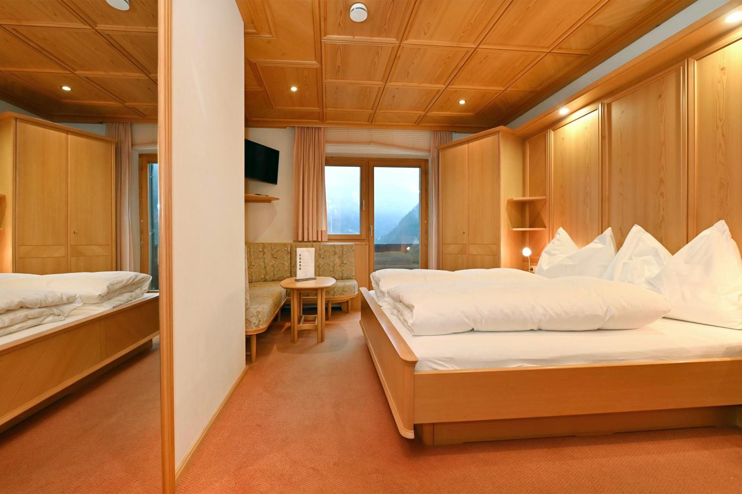 Three-Bedroom Apartment with Shower photo 1