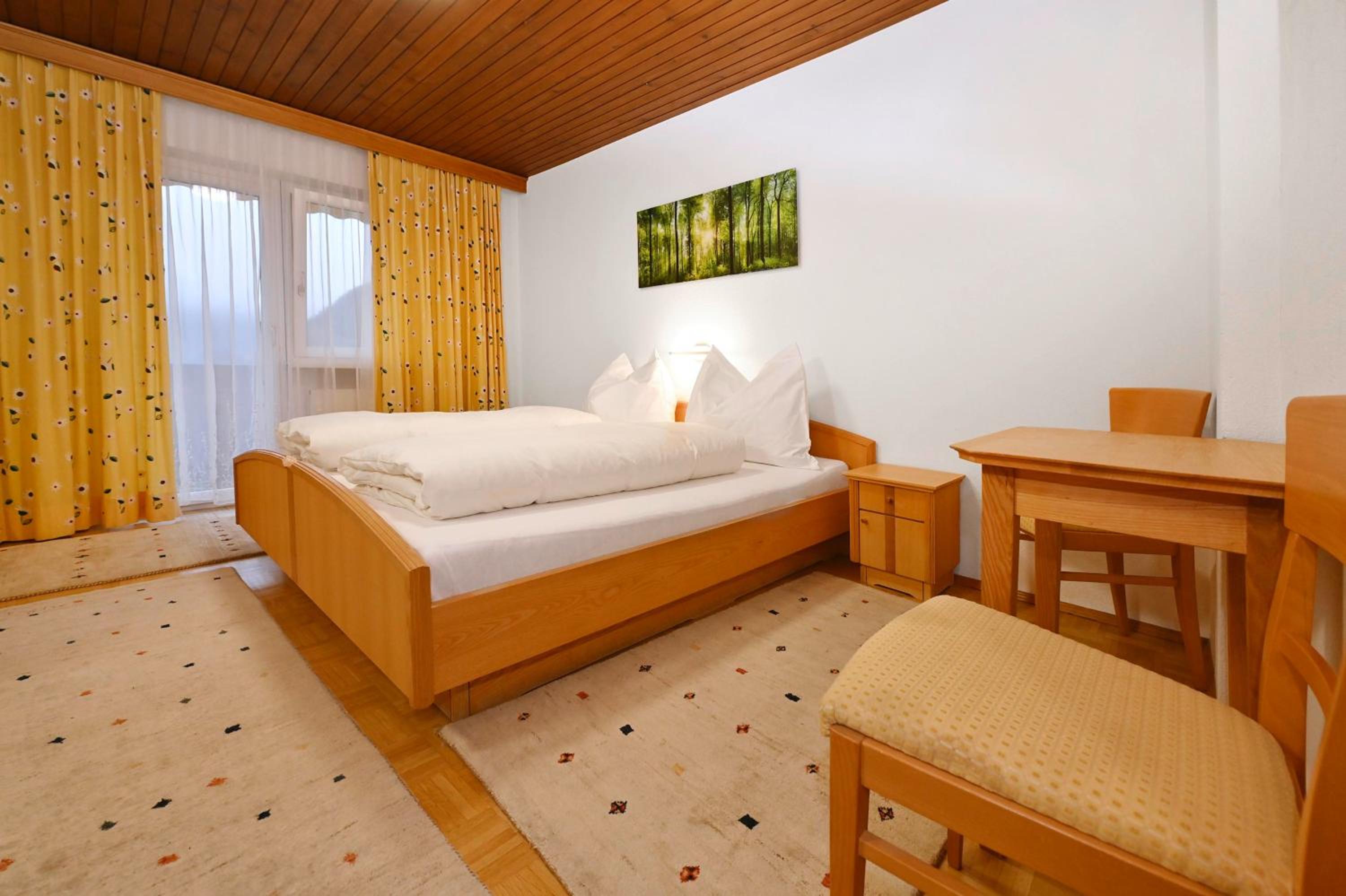 Three-Bedroom Apartment with Shower photo 2