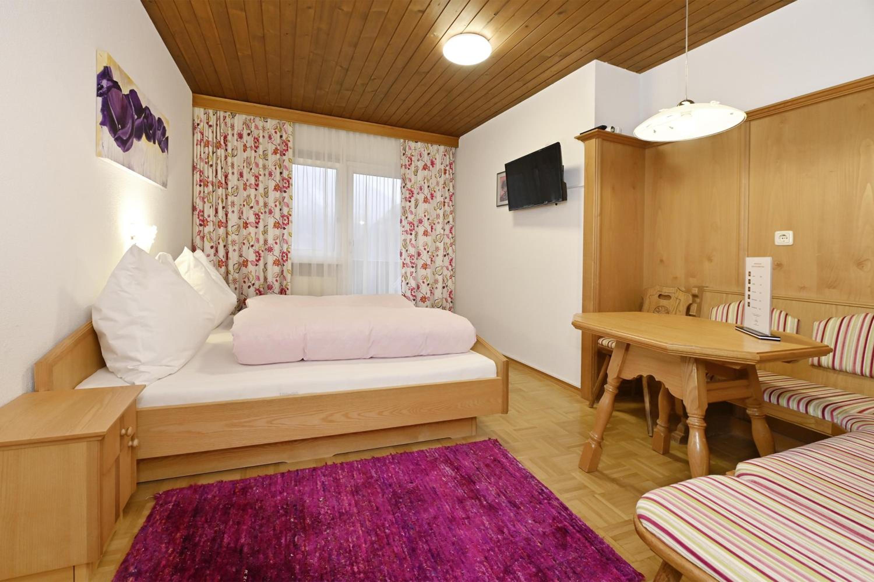 Three-Bedroom Apartment with Shower photo 3
