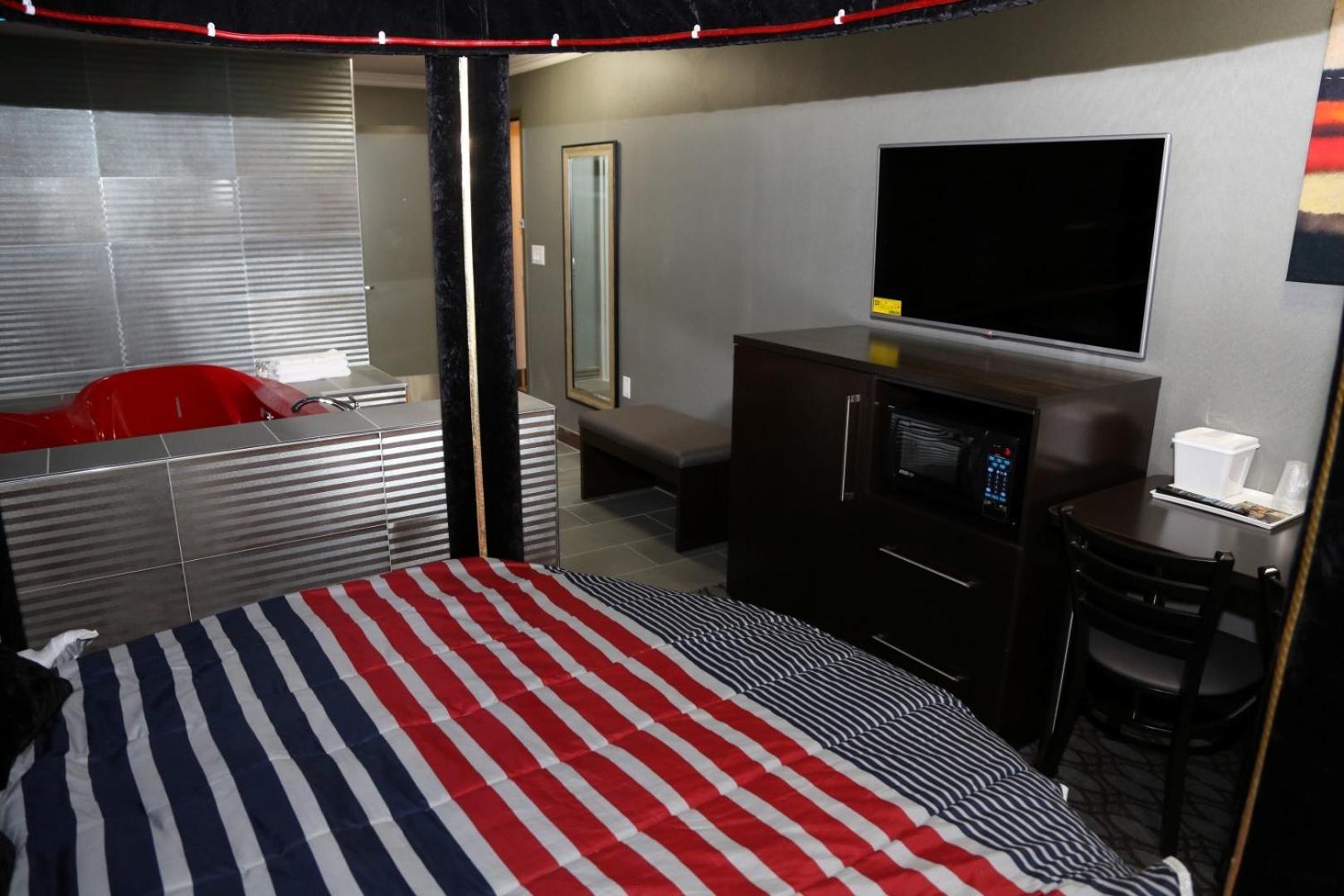 King Room with Whirlpool - Photo 4