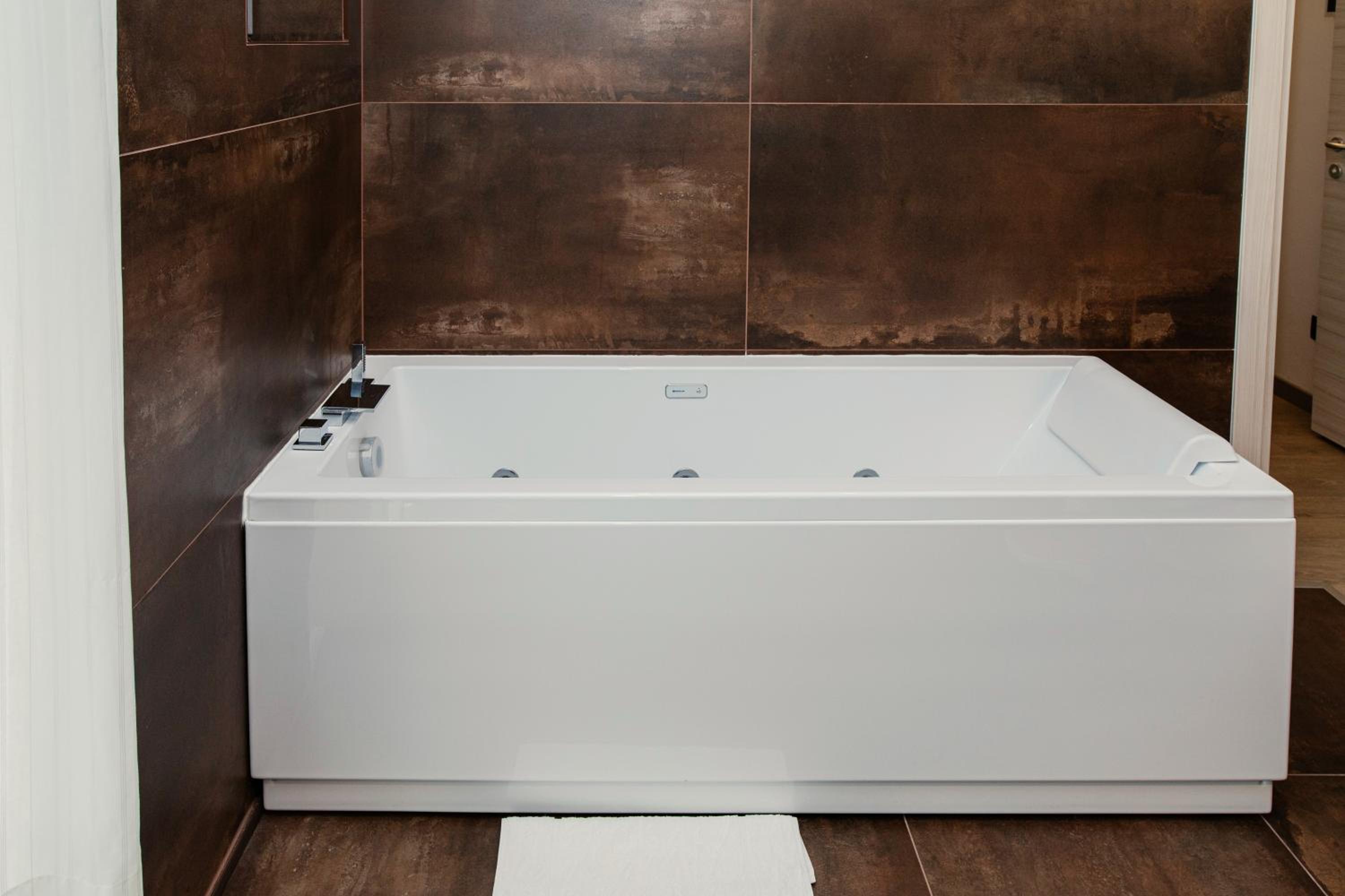 Deluxe Suite with Spa Bath photo 3