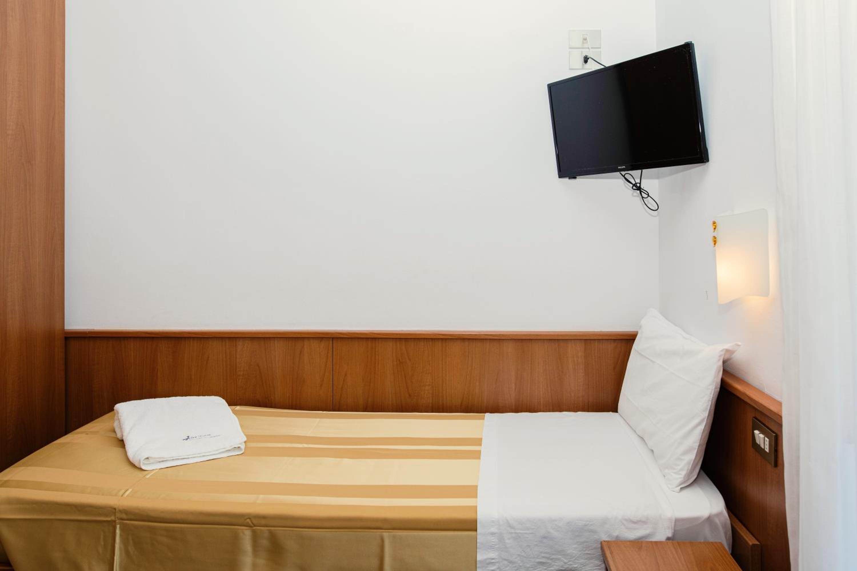 Small Twin Room photo 1