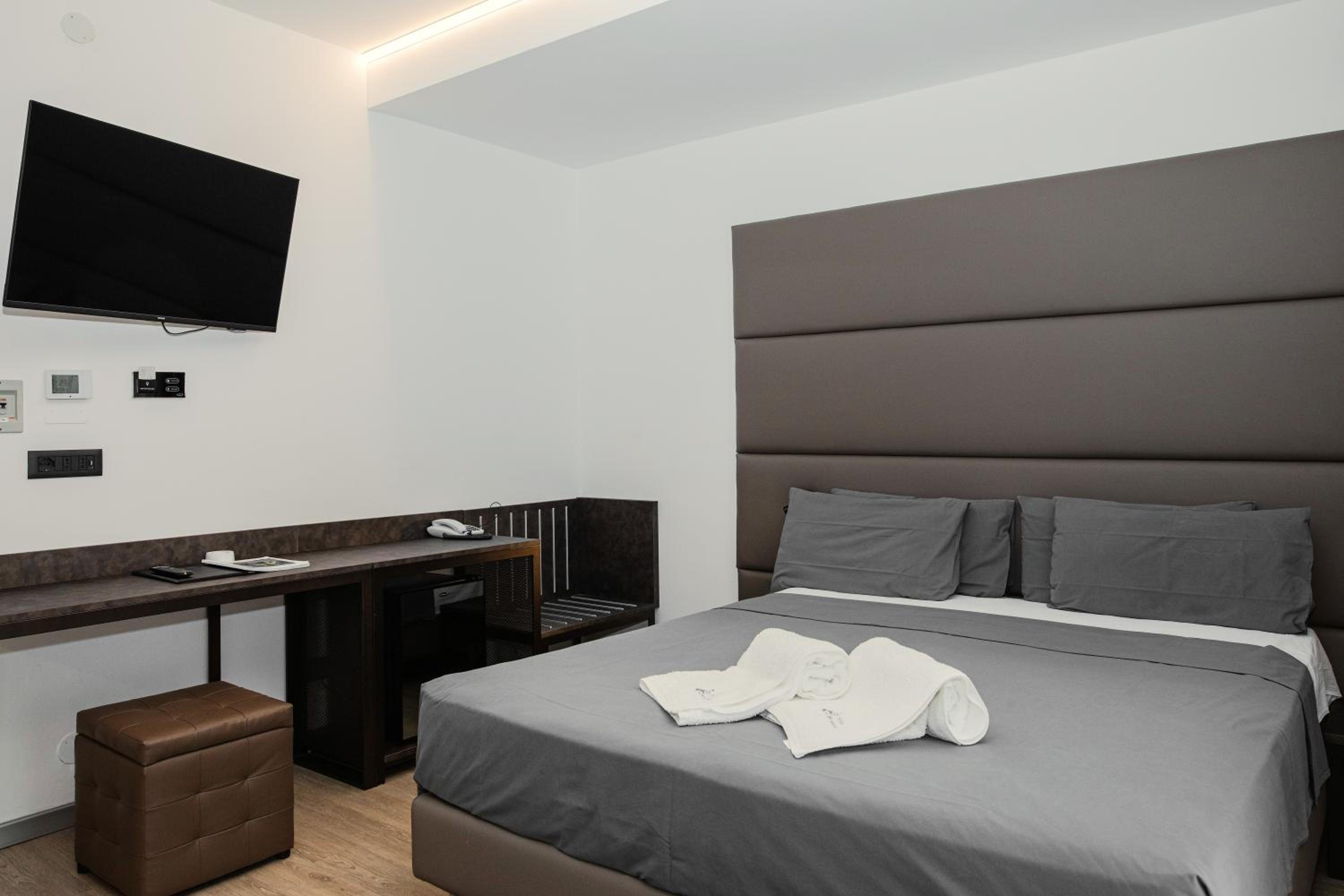 Deluxe Suite with Spa Bath photo 2