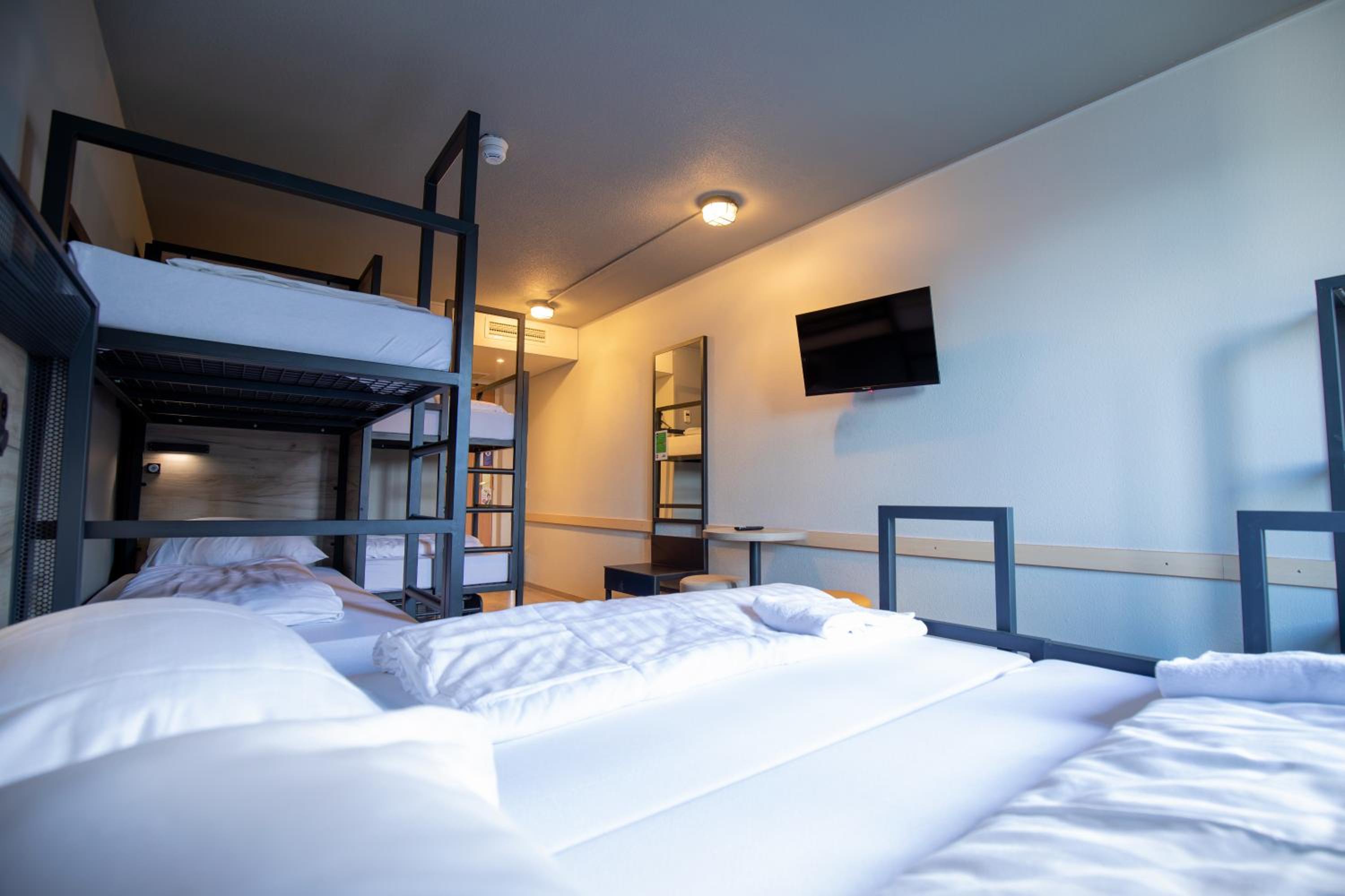 Six-Bed Room - Photo 3
