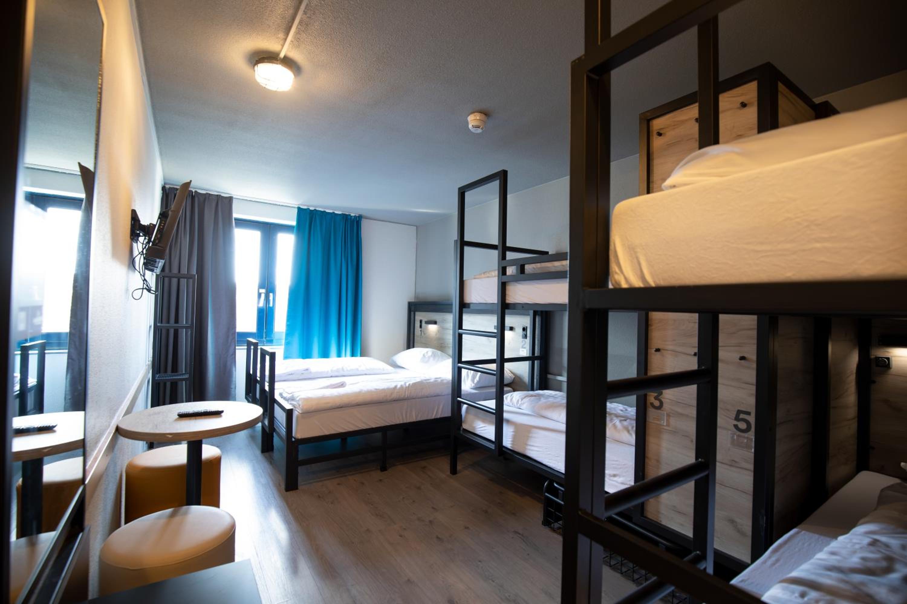 Six-Bed Room - Photo 1