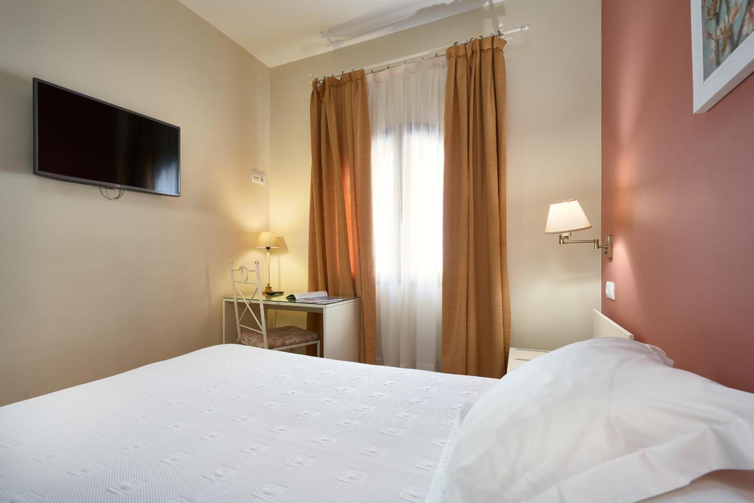 Double Room - Photo 11
