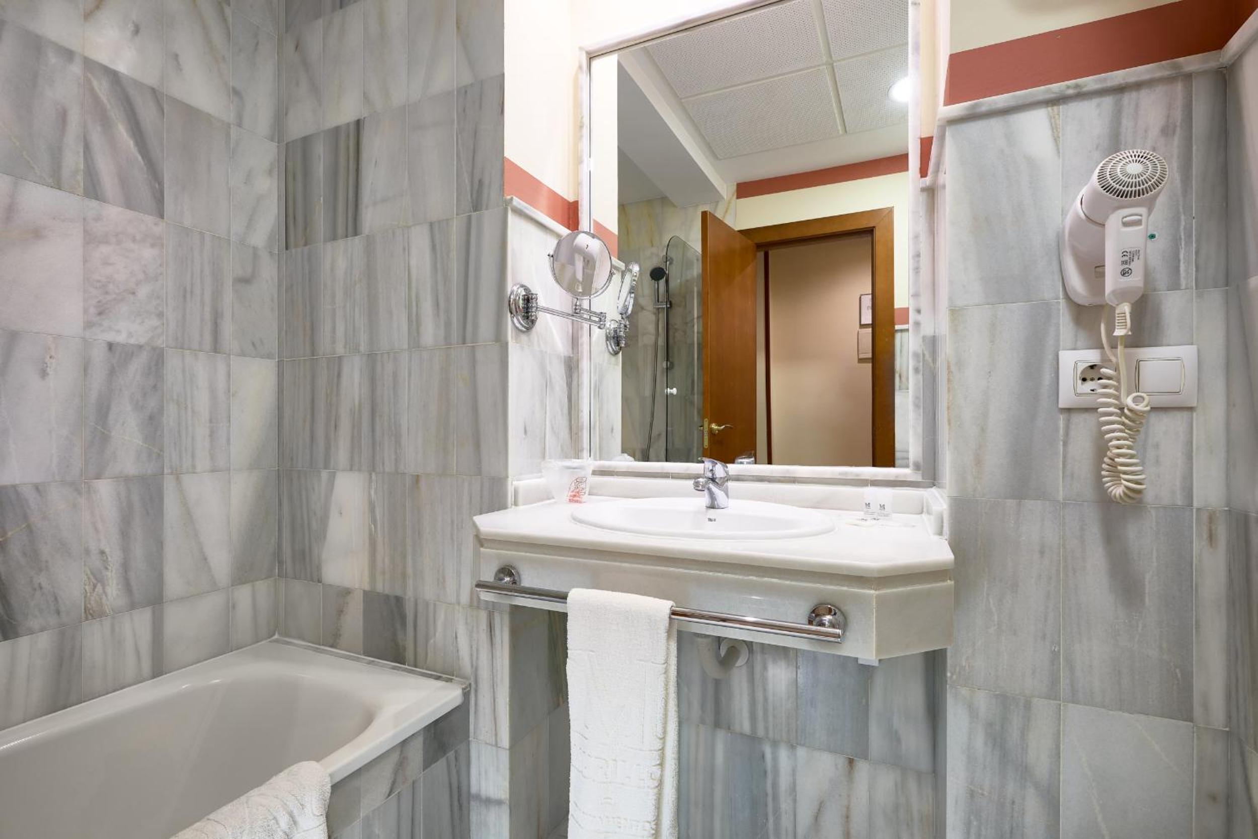 Double Room - Photo 14