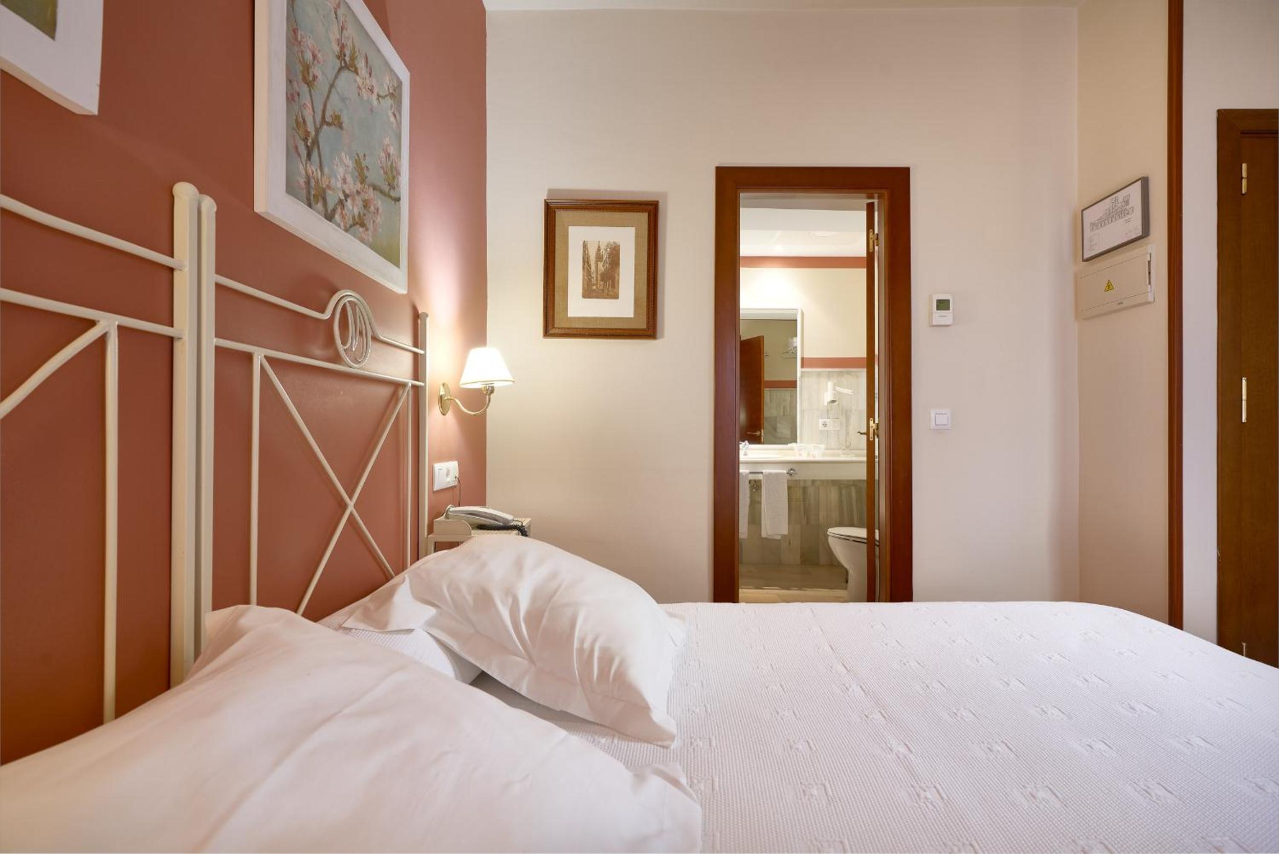 Twin Room - Photo 3