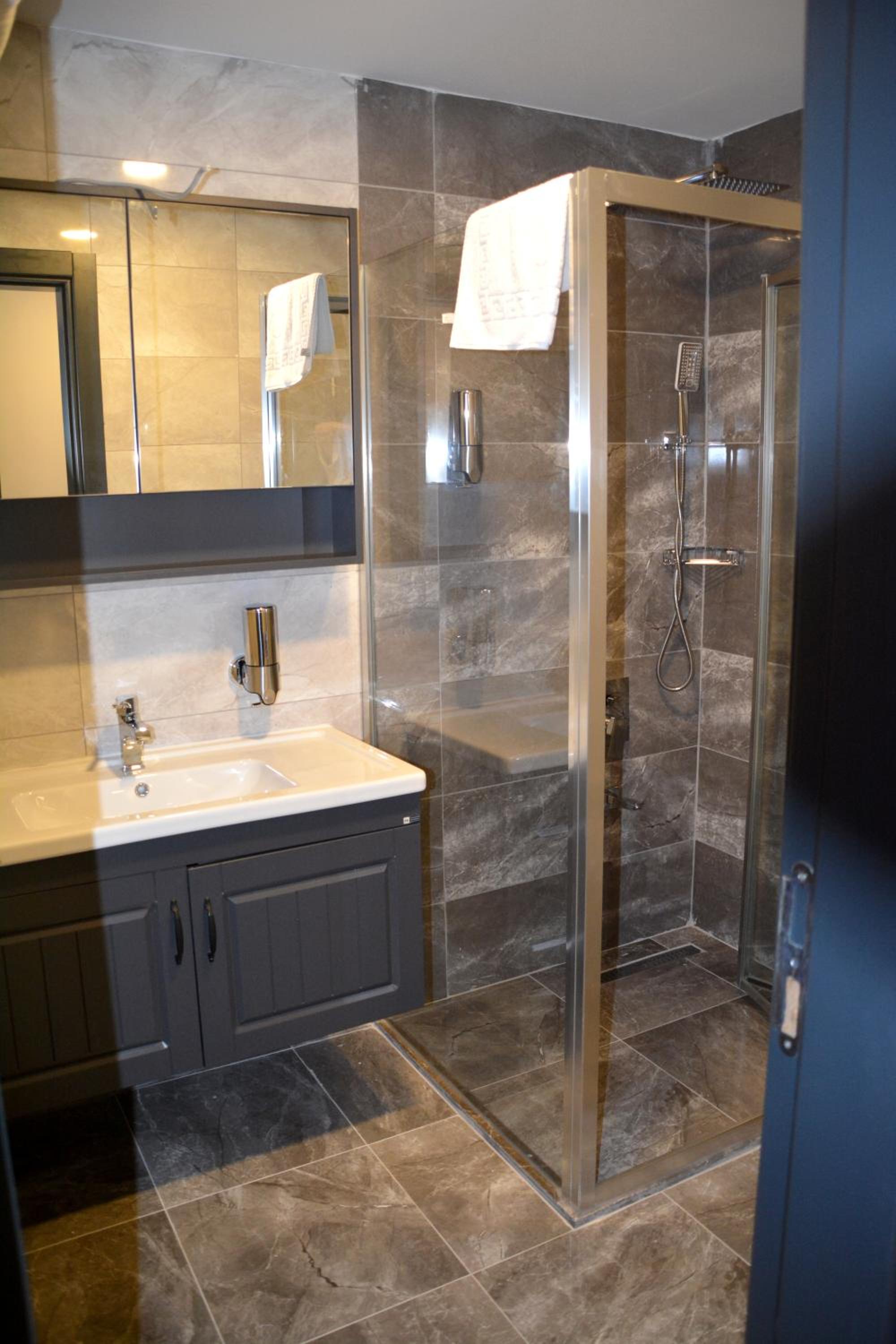 Suite with Hot Tub - Photo 21