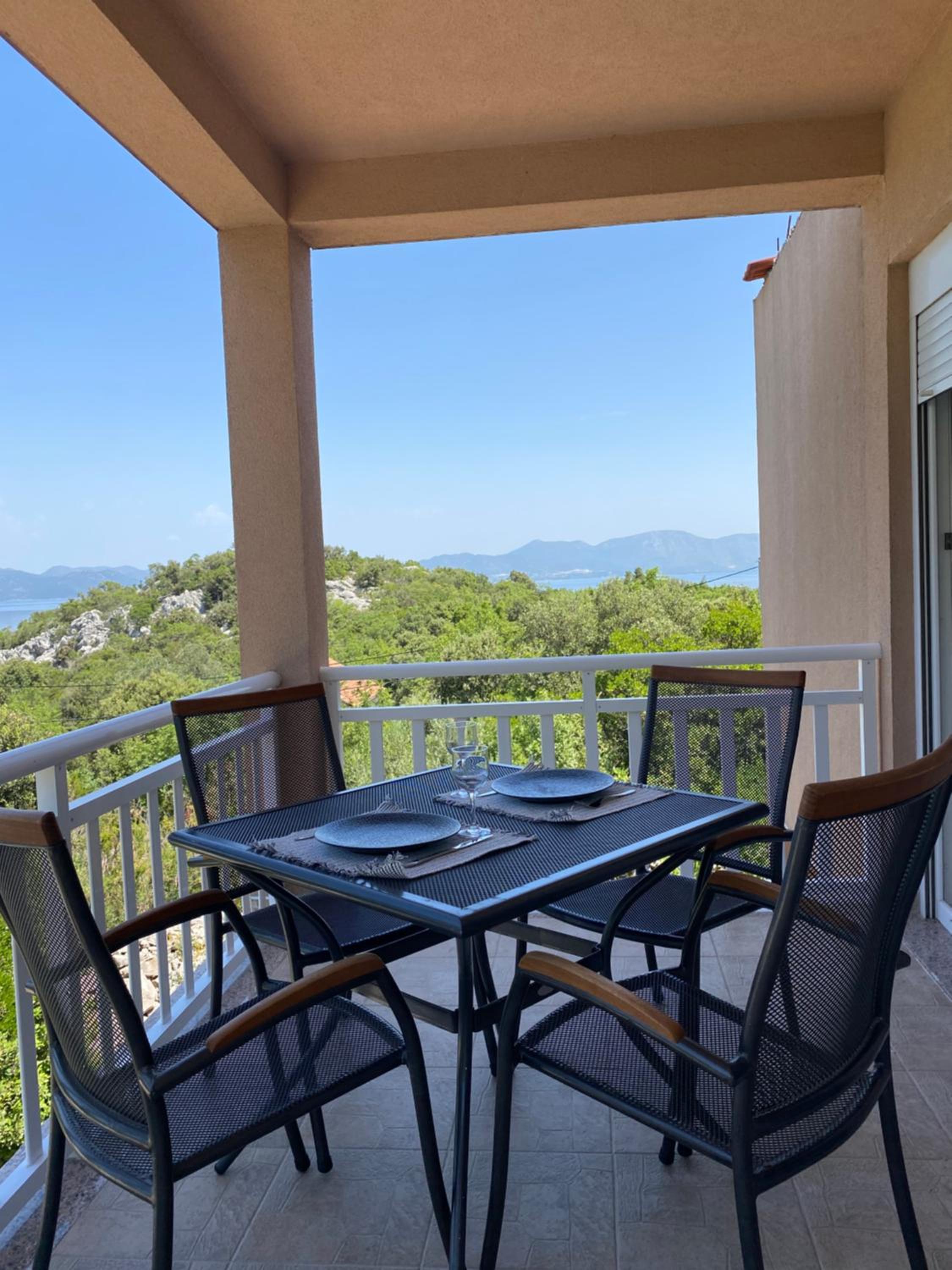 One-Bedroom Apartment with Sea View and Balcony photo 3