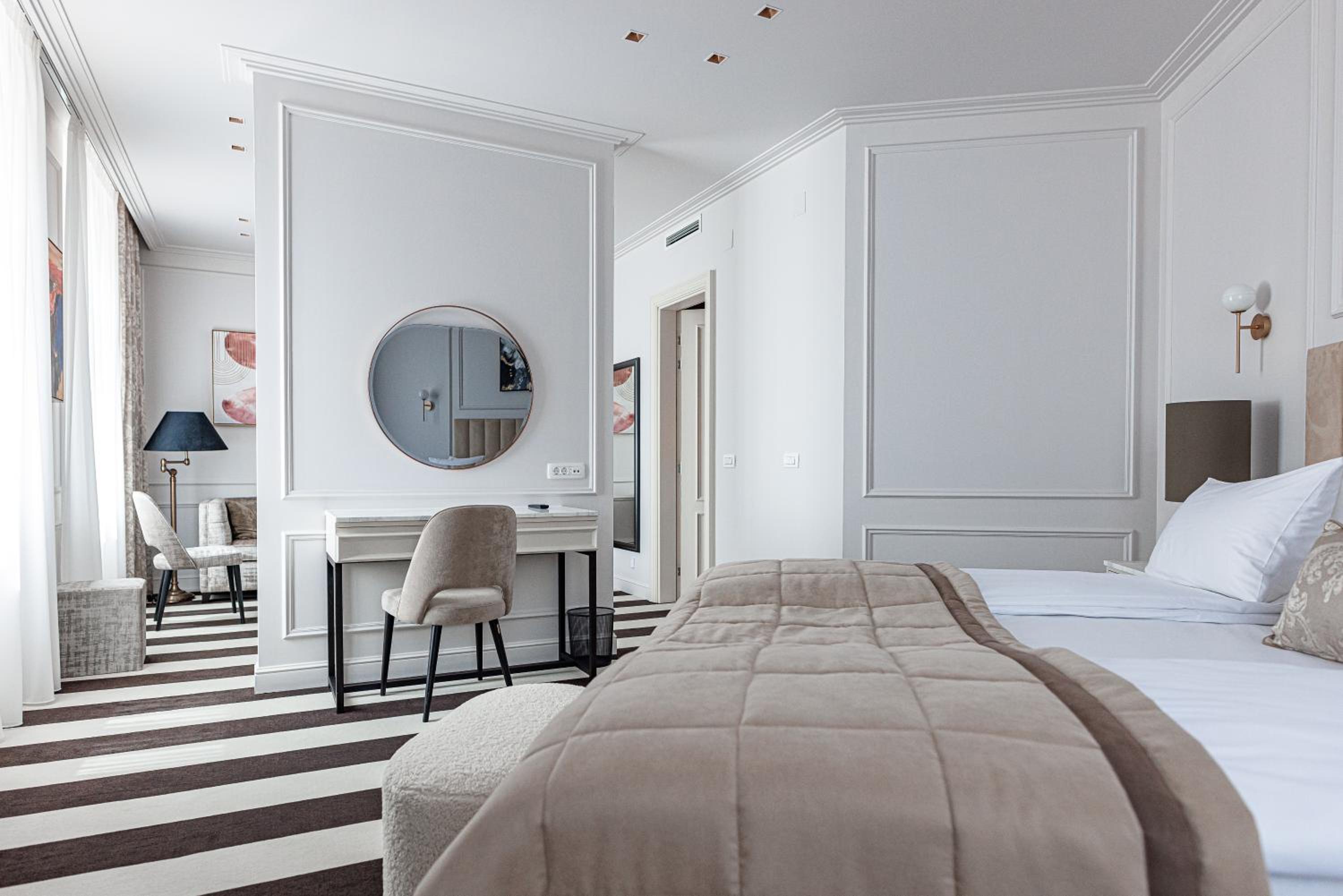 Deluxe King Suite 2+2