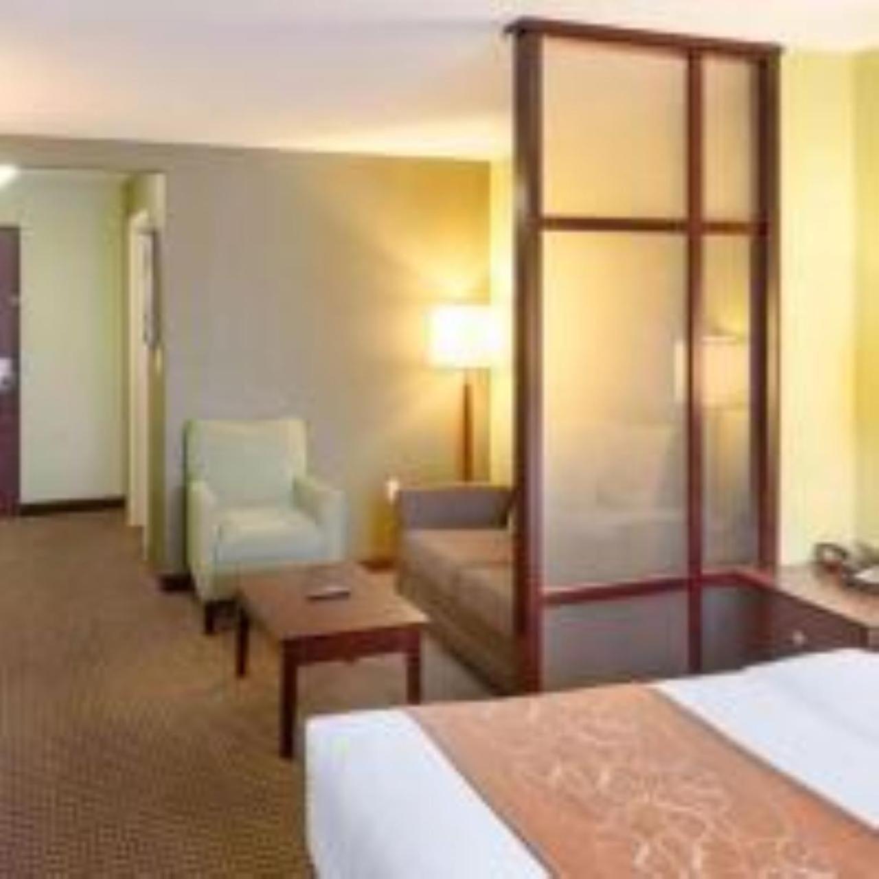 King Suite - Non-Smoking photo 2