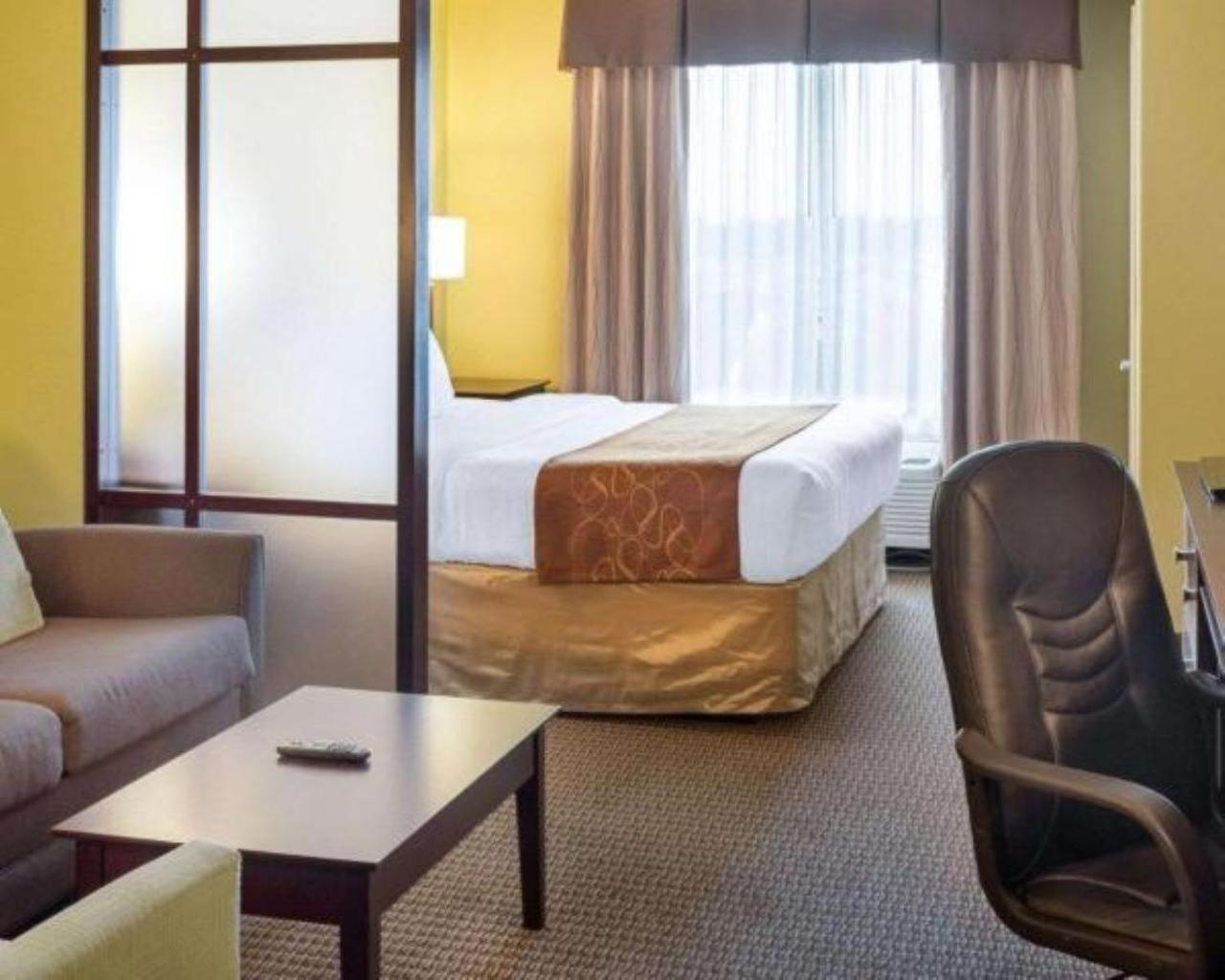 King Suite with Hearing Accessible - Accessible/Non-Smoking photo 3