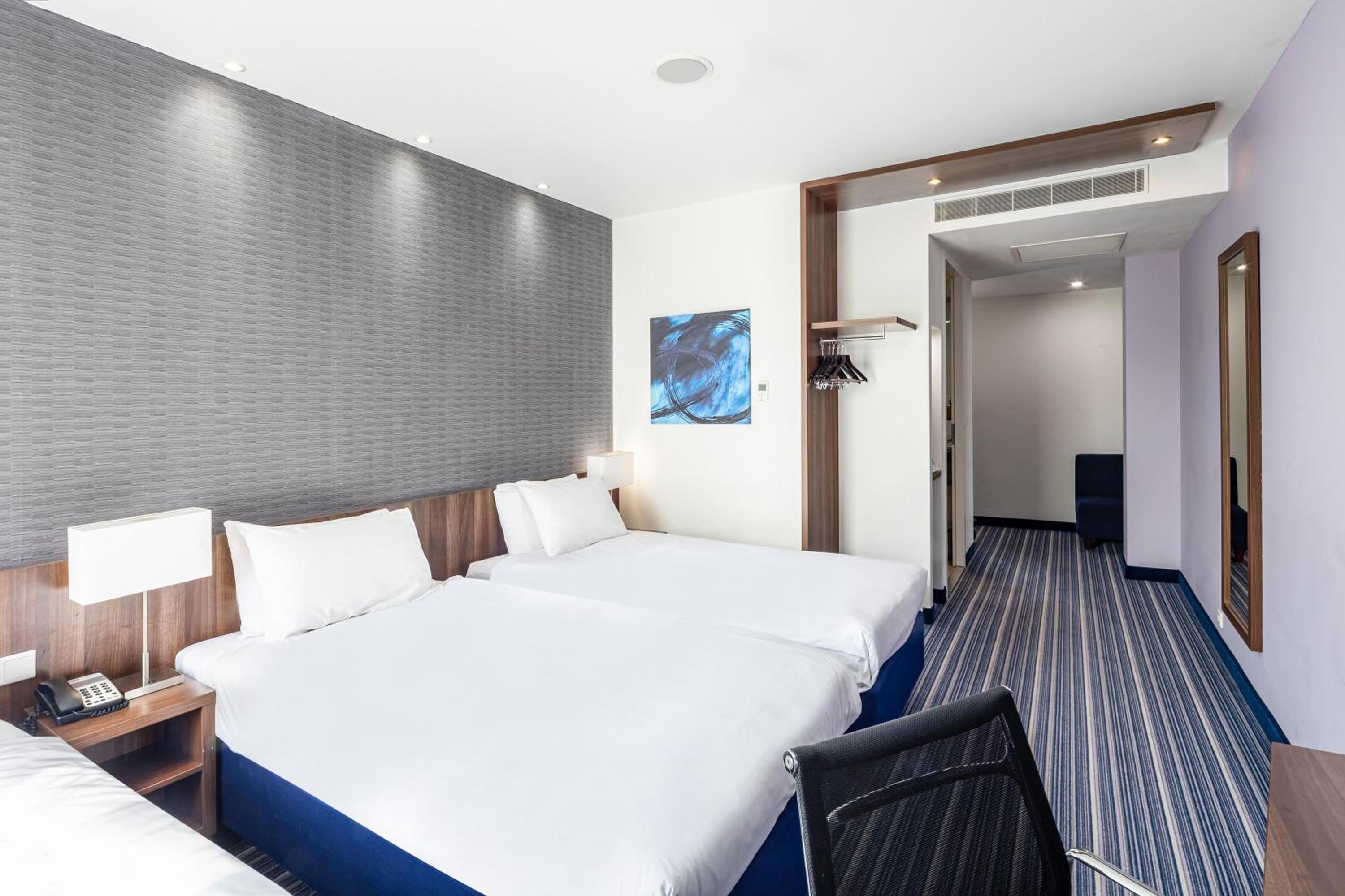 Standard Room with Three Single Beds - Free Breakfast photo 1
