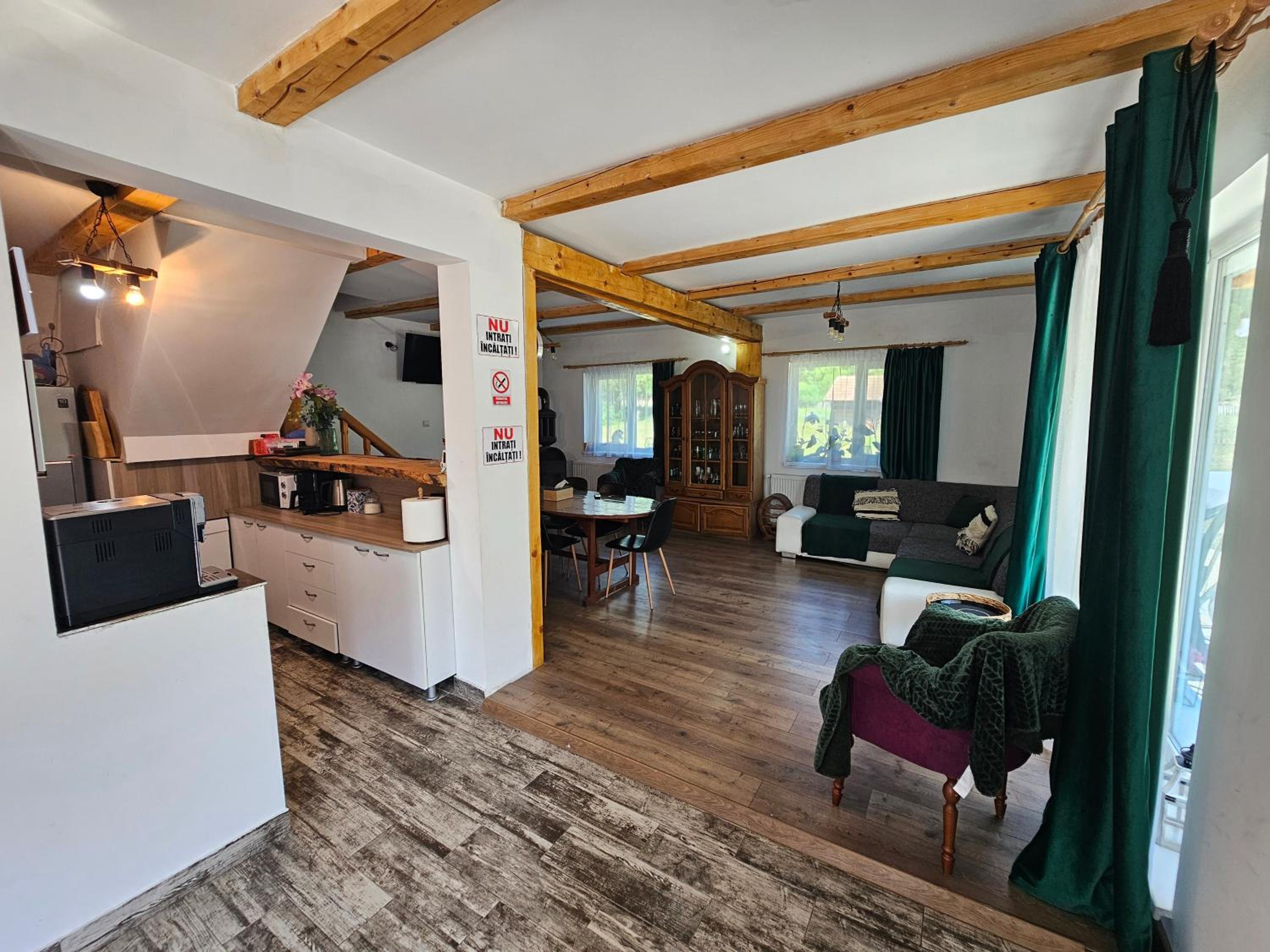 Six-Bedroom House photo 1