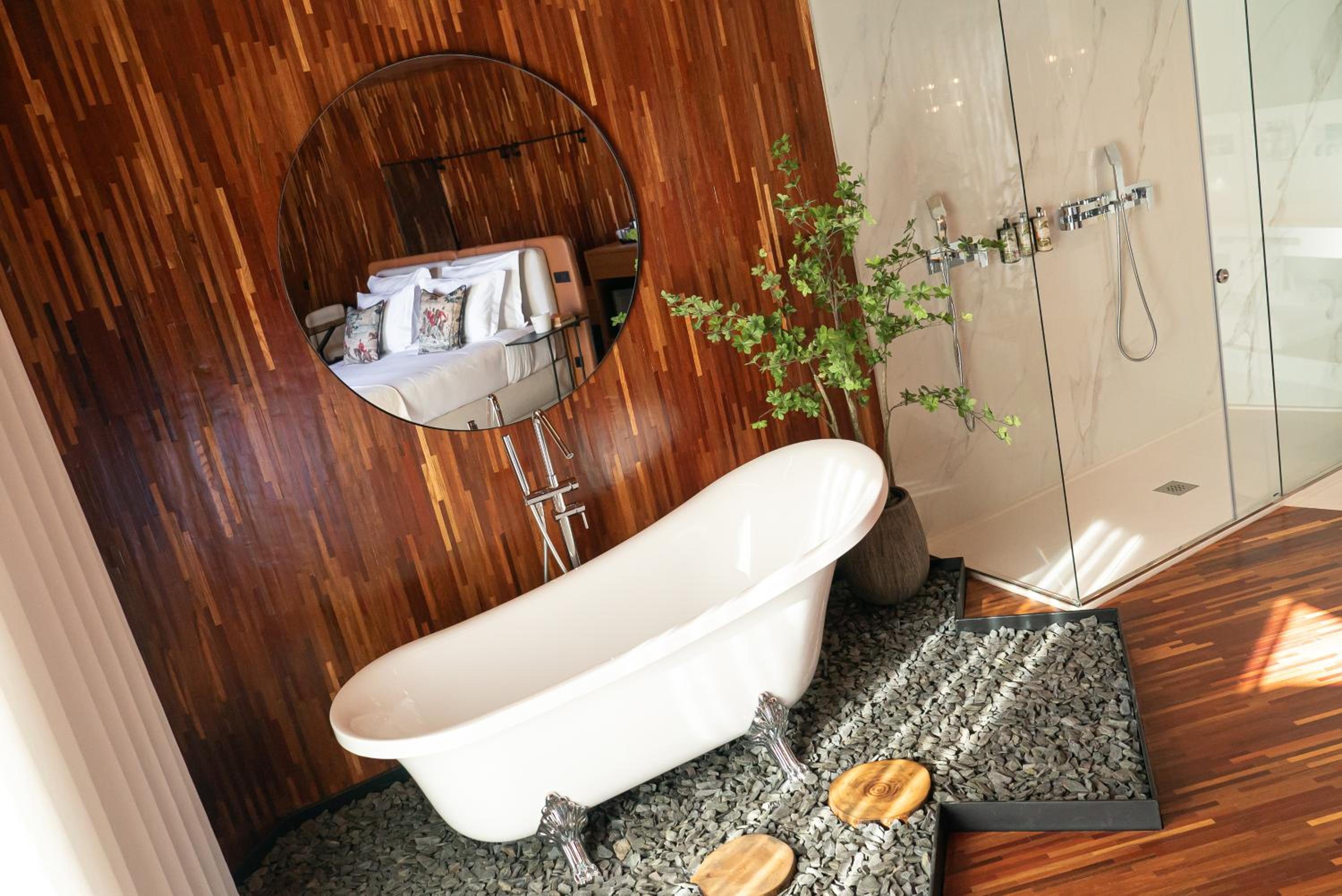 Junior Suite with Balcony - Photo 8