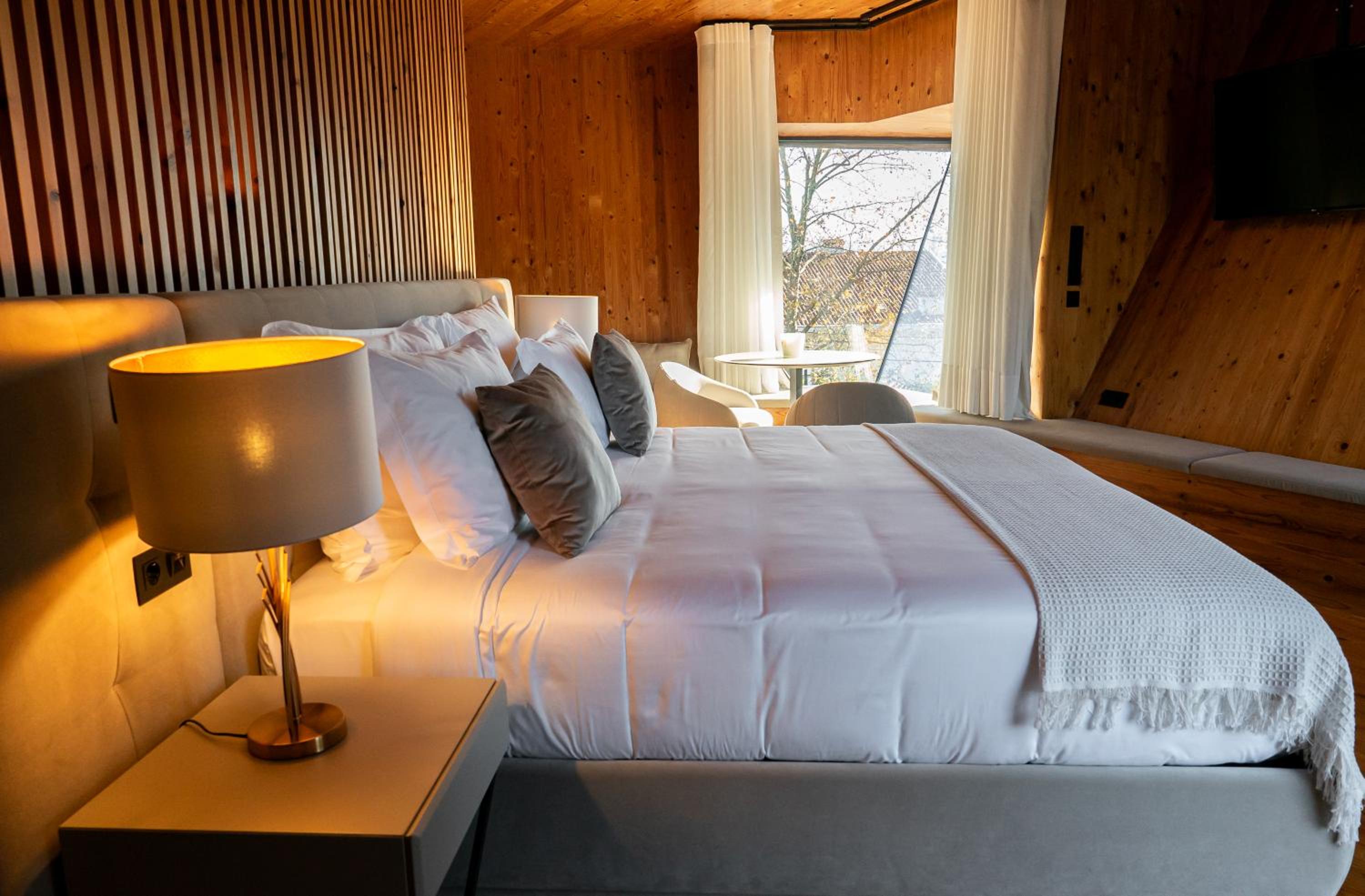Junior Suite with Balcony - Photo 5
