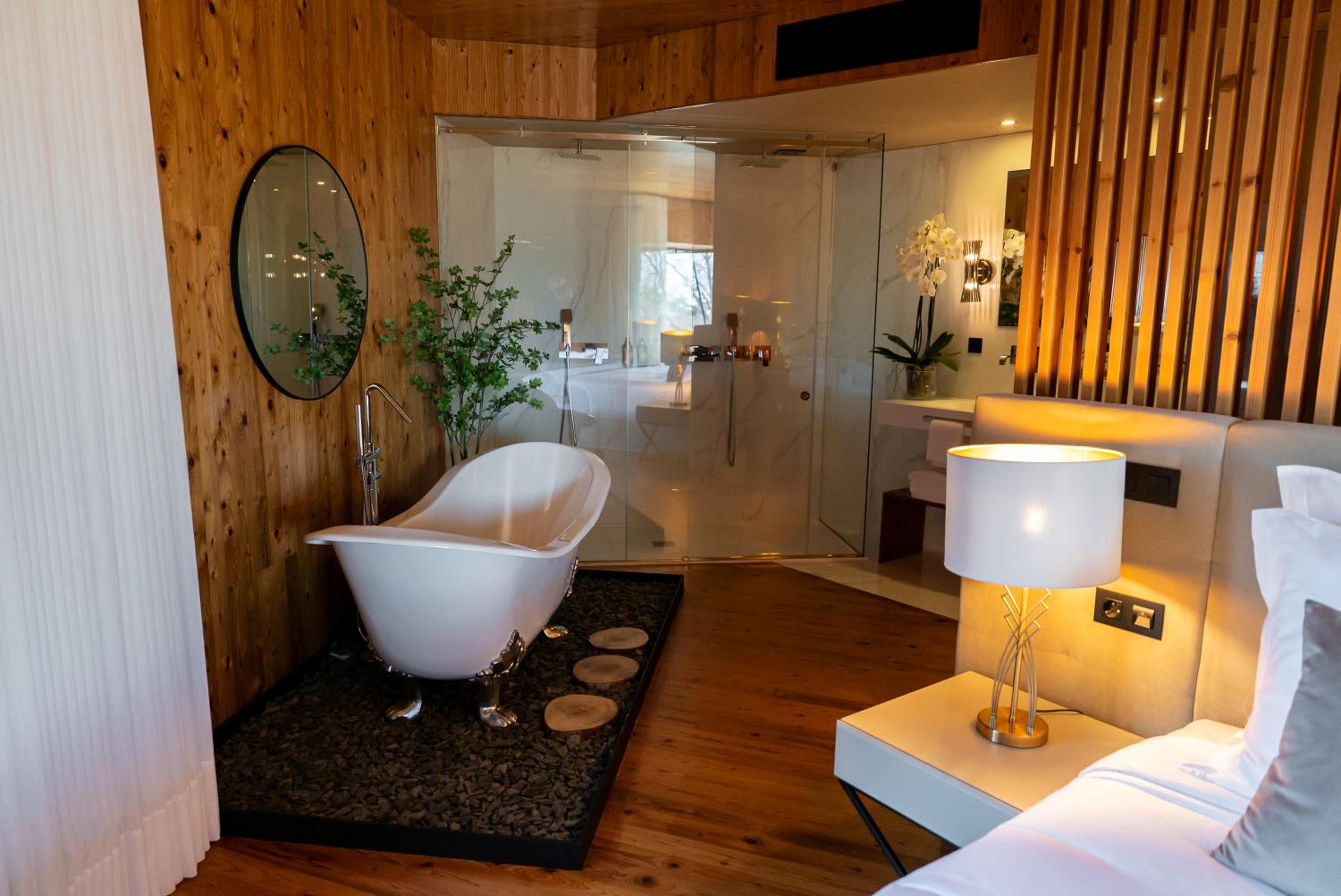 Junior Suite with Balcony - Photo 11