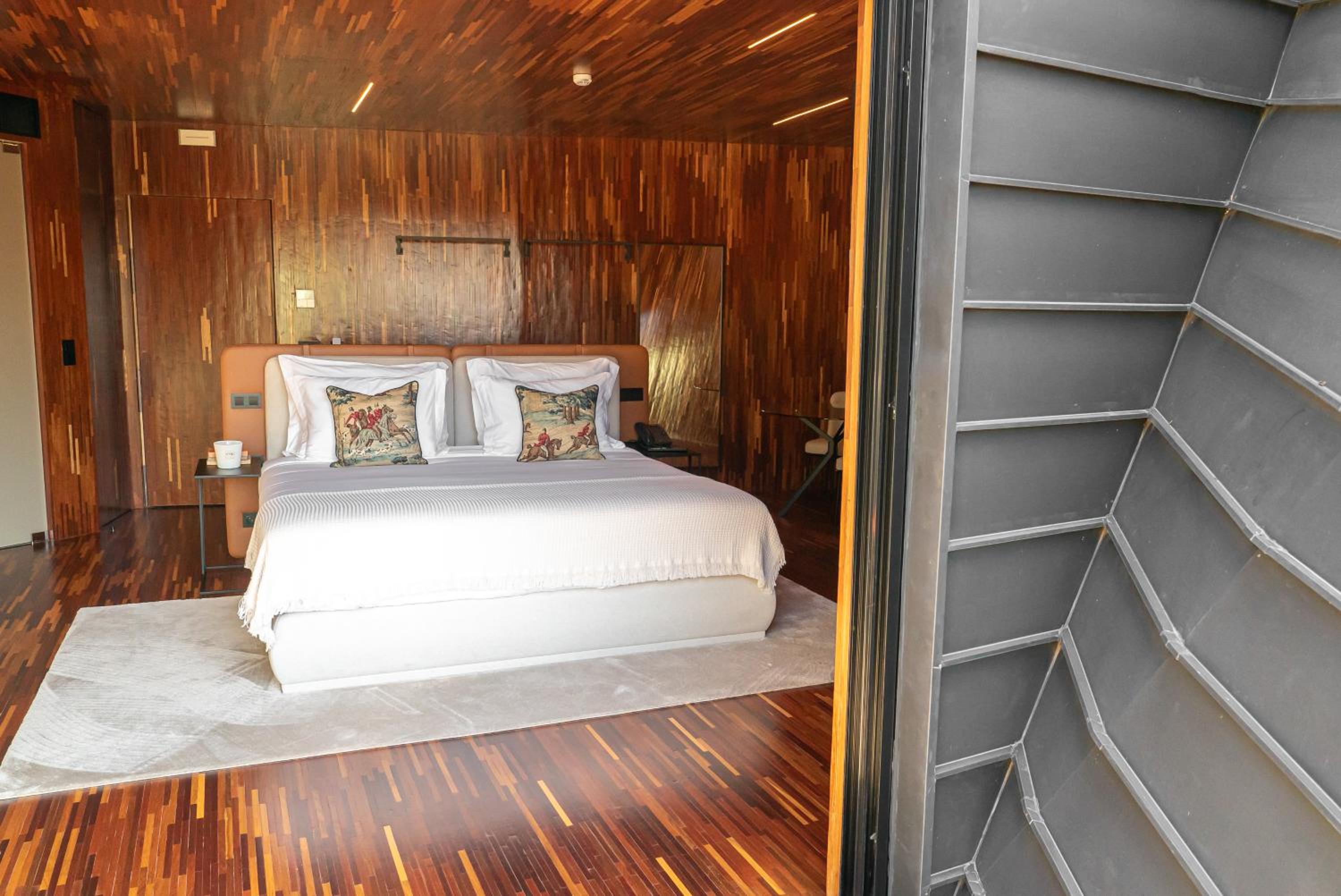 Junior Suite with Balcony - Photo 3