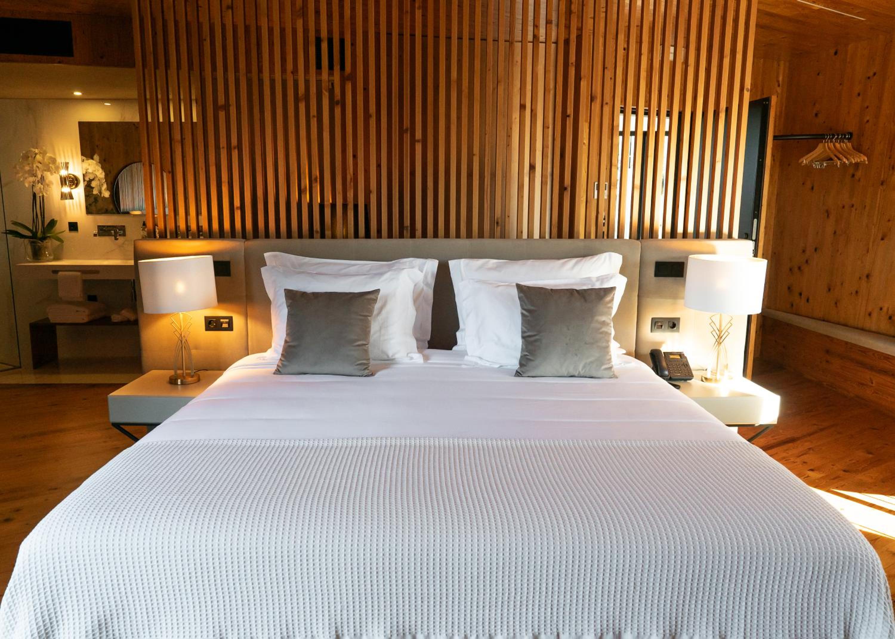 Junior Suite with Balcony - Photo 12