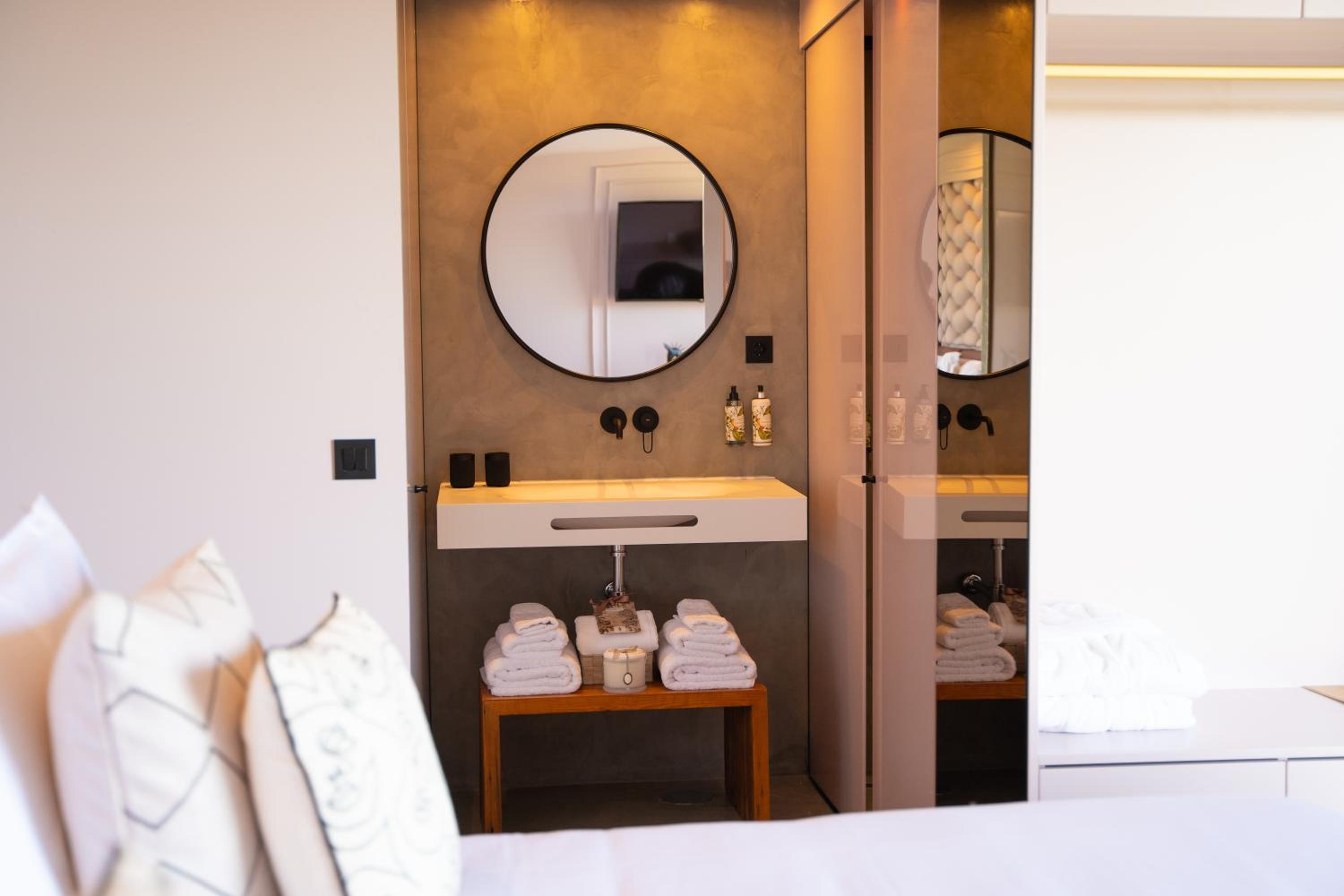 Suite with Private Pool - Photo 8