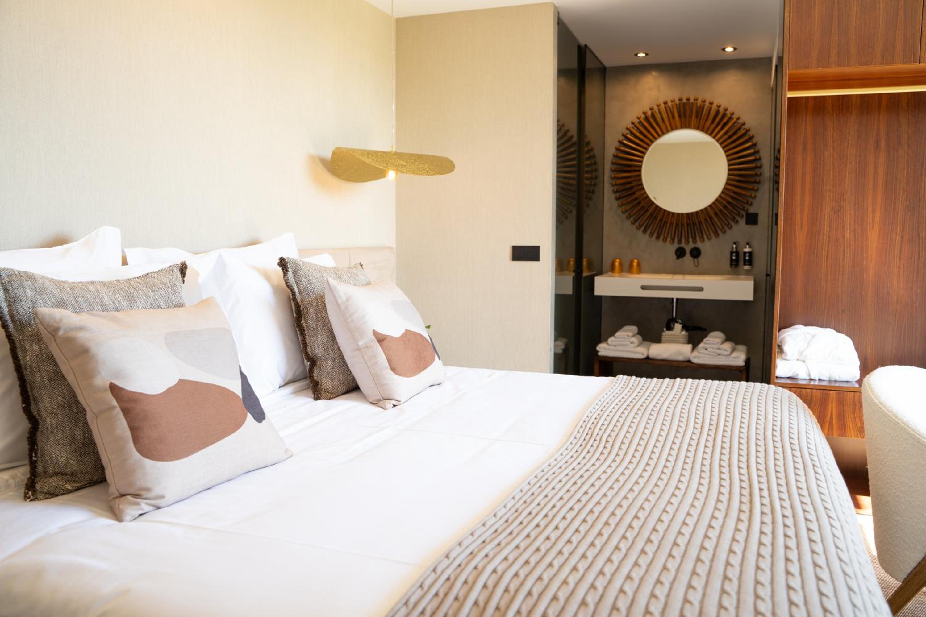 Suite with Private Pool - Photo 10