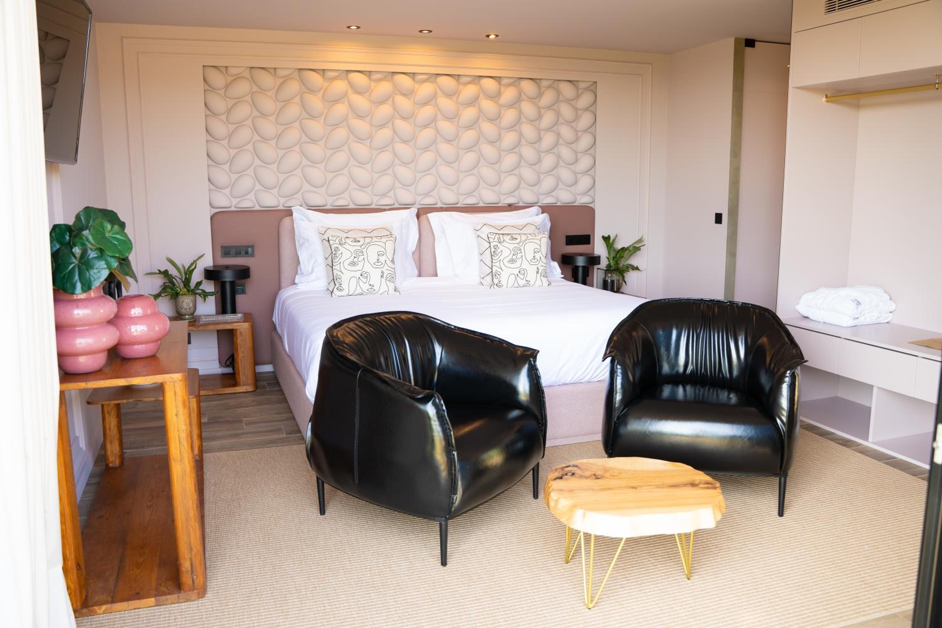 Suite with Private Pool - Photo 12
