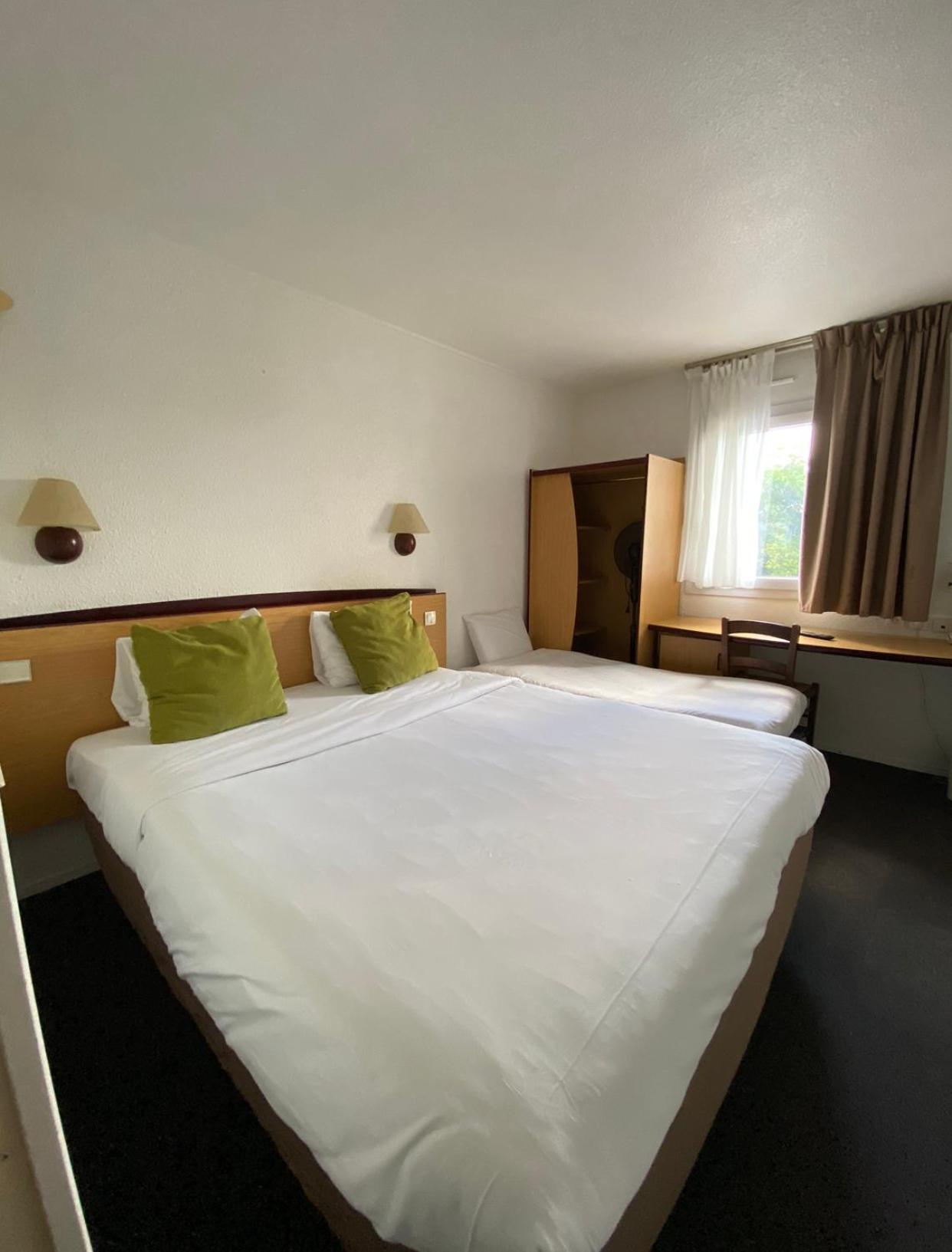 Room With 1 Double Bed And 1 Junior Bed photo 2