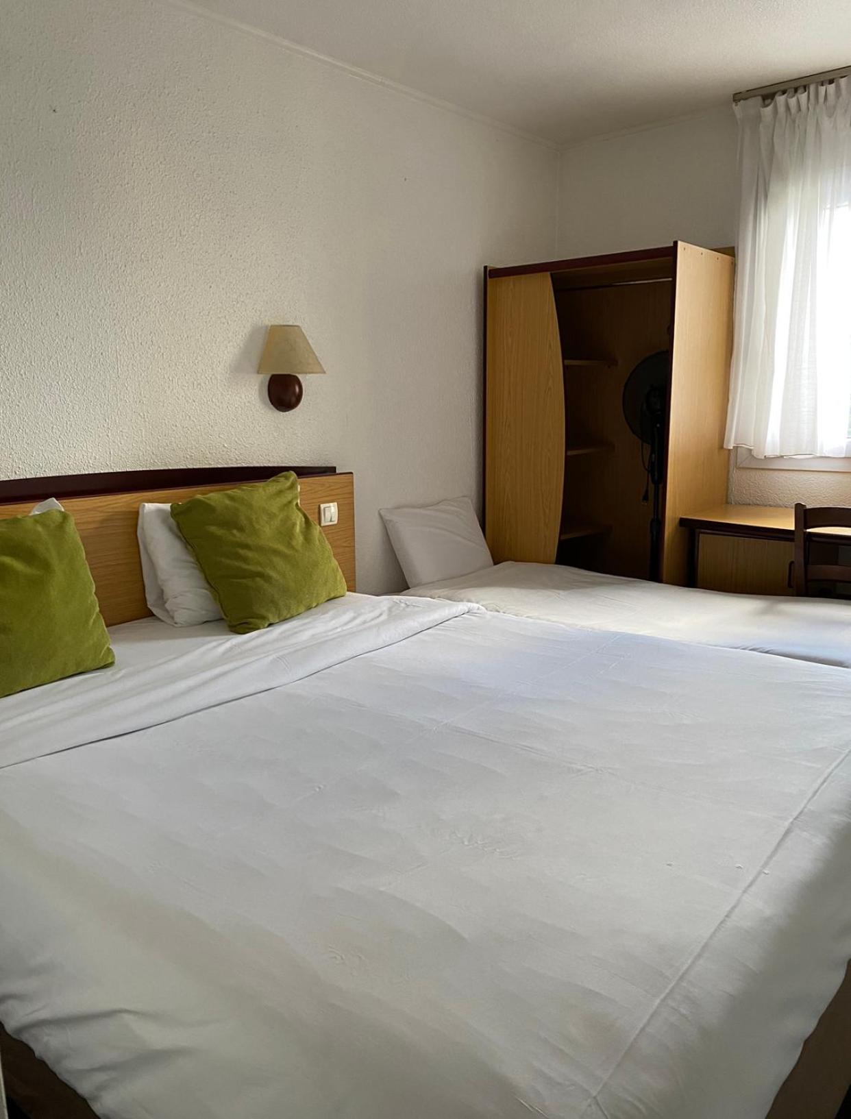 Room With 1 Double Bed And 1 Junior Bed