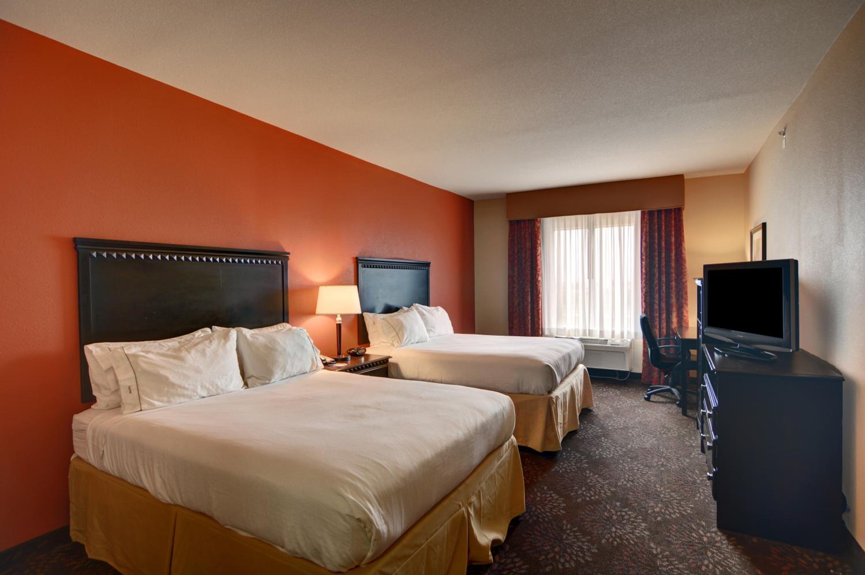 Standard Room with Two Queen Beds - Photo 5